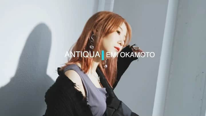 のインスタグラム：「antiqua×おかもとえみ @antiqua__official の未発売のアイテム着用させていただきました✨ シンプルだけどどこかに遊び心のあるデザインのお洋服🌝今年の秋冬が彩るぞ〜！ antiqua 2021A/W LOOKをお楽しみにです🙆‍♀️」