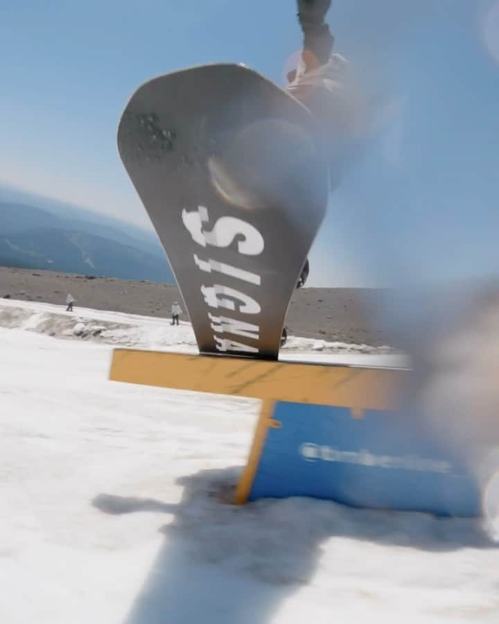 角野友基のインスタグラム：「Summer boardin🥵🥵 🎥 @yuki__omura @redbullsnow @oakleysnowboarding @signalsnowboard @slab_snowboard」