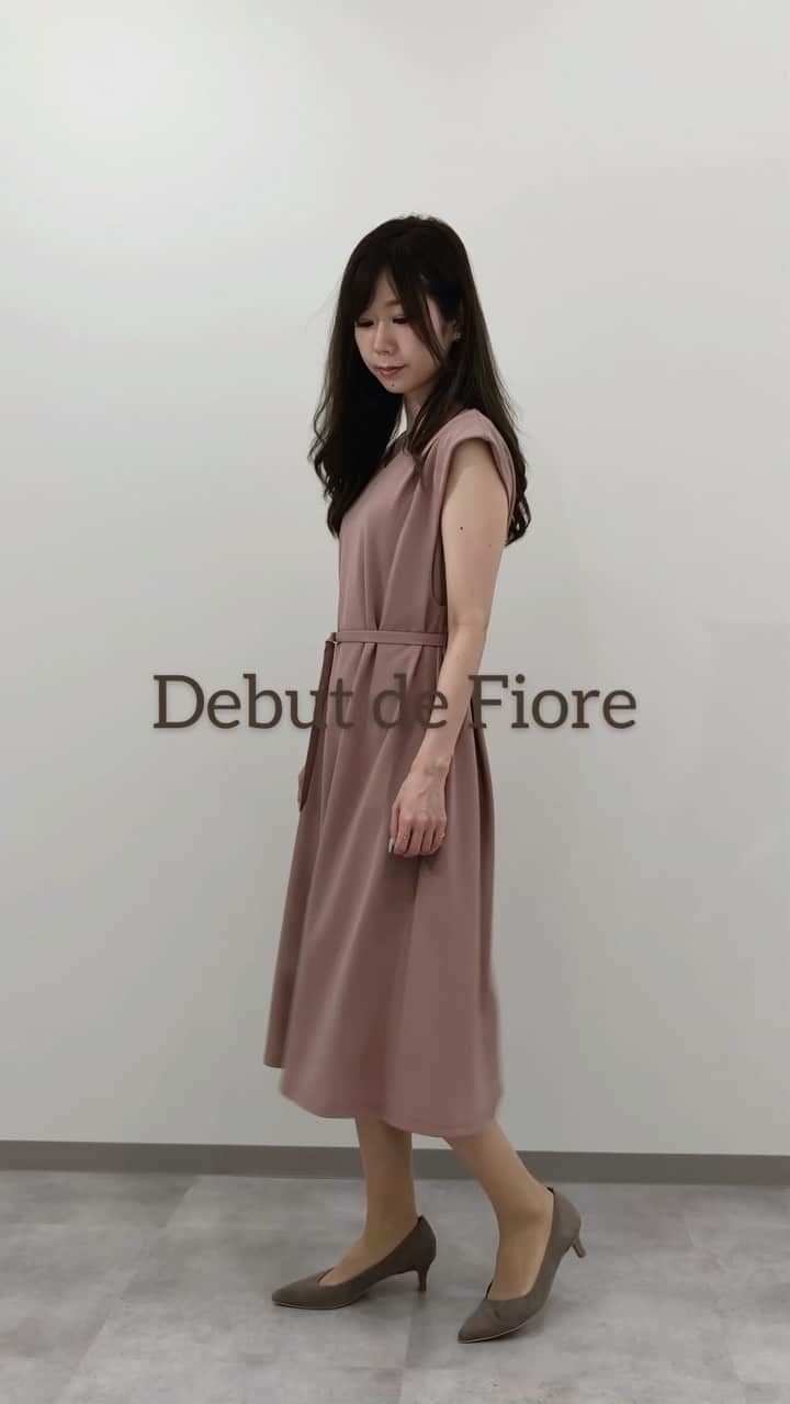 Debut de Fioreのインスタグラム：「ご予約人気のワンピースをご紹介致します🤗  ベルトの有無でラインを変えて、普段からお食事まで幅広いシーンに対応出来るワンピースです✨  ＊　7/15（木）発売  Aラインカットソーワンピース 　price ￥20,900 （tax in） 　size  S ・ M 　color  グレイッシュピンク、ミントグリーン、ネイビー」