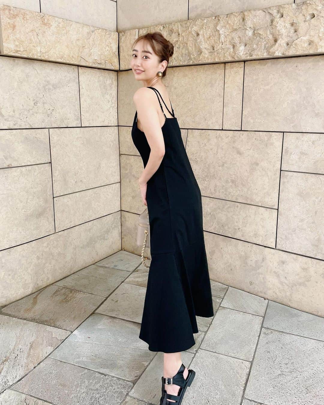 佐野友妃子さんのインスタグラム写真 - (佐野友妃子Instagram)「マーメイドデザインのワンピは さらっと一枚で決まる👗🤍  着回ししやすいカラー展開で何枚も集めたくなるデザイン♡  サンダルは履き心地良すぎてびっくり。 どこまでも歩いていけるくらい最高🩴  #reedit  #リエディ #リエディスタ#エシカルファッション #サステナブル #SDGs #2021SS #fashion #ootd #トレンドファッション #コーデ #コーディネート #夏コーデ #PR  @reedit_official」7月14日 14時38分 - yukikosano1111