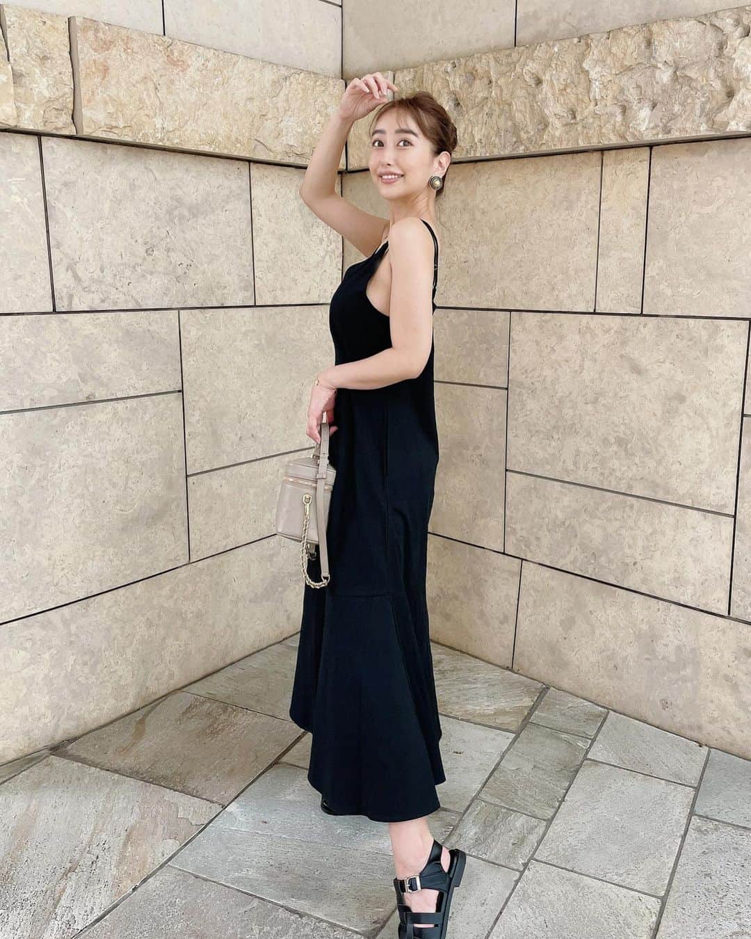 のインスタグラム：「マーメイドデザインのワンピは さらっと一枚で決まる👗🤍  着回ししやすいカラー展開で何枚も集めたくなるデザイン♡  サンダルは履き心地良すぎてびっくり。 どこまでも歩いていけるくらい最高🩴  #reedit  #リエディ #リエディスタ#エシカルファッション #サステナブル #SDGs #2021SS #fashion #ootd #トレンドファッション #コーデ #コーディネート #夏コーデ #PR  @reedit_official」