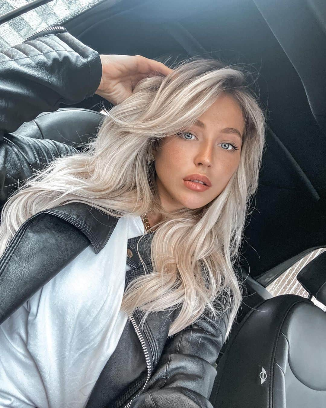 Rahelさんのインスタグラム写真 - (RahelInstagram)「Werbung|Ad  Bad weather but nice hair 😍 In love with the result 💕 Thanks to @melinabest_friseur 🤍 #hairgoals #balayage #selfie」7月14日 5時47分 - rahelchiwitt