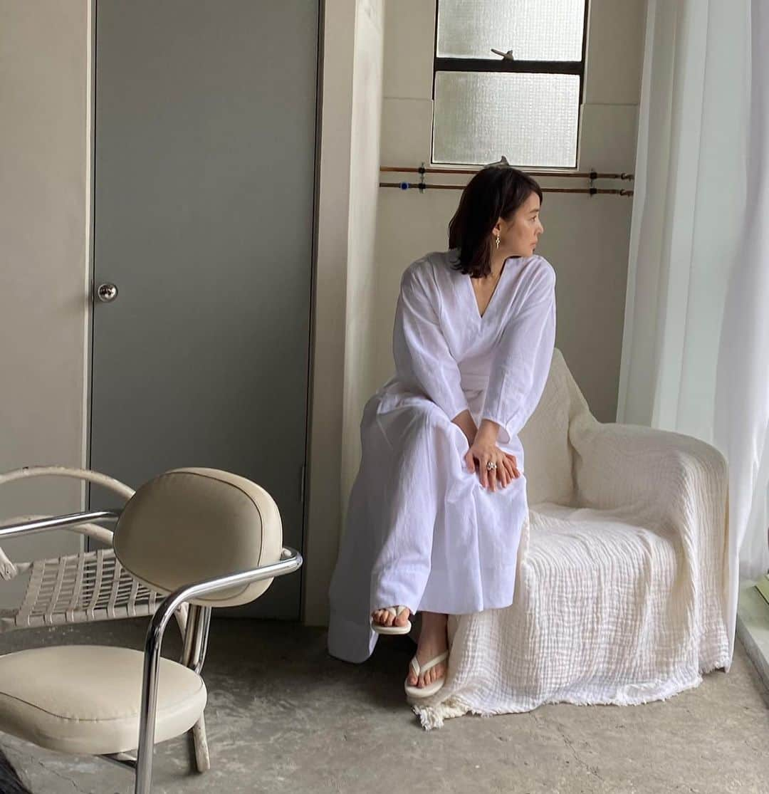 石田ゆり子さんのインスタグラム写真 - (石田ゆり子Instagram)「HERS 2021 夏号。 テーマは「白」。 しろ。白。White。 白は光の色。暗闇があるから白がある。 最も身近な色でもあり、 そして最も憧れの色でもある。 そんなことを深く考えさられた撮影でした。 最近の私は、低気圧と湿気にやられてパワーダウンしております。が、そんなときこそチャンスと頭を切り替えて、自分の心身としっかり向き合う期間にしてしまおうと決めました。 まずは深呼吸。 そして私たちの年代に忘れちゃいけないのは、たぶん、 自尊心なのではないかと 想うに至りました。 傲慢ではない、今の自分を自分がしっかり受け止めてあげる意味での自尊心。」7月14日 7時39分 - yuriyuri1003