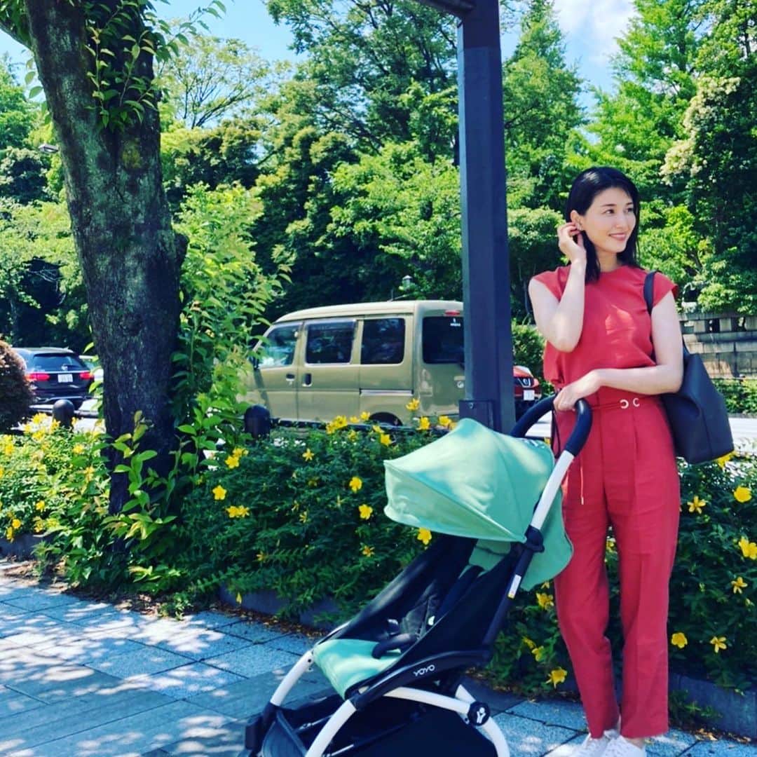 のインスタグラム：「雑誌　#美人百花　#大人百花　に載っています😊 バックの中身とかベビーグッズ紹介してます👶 @babyzenjapan  @uncrave_official」