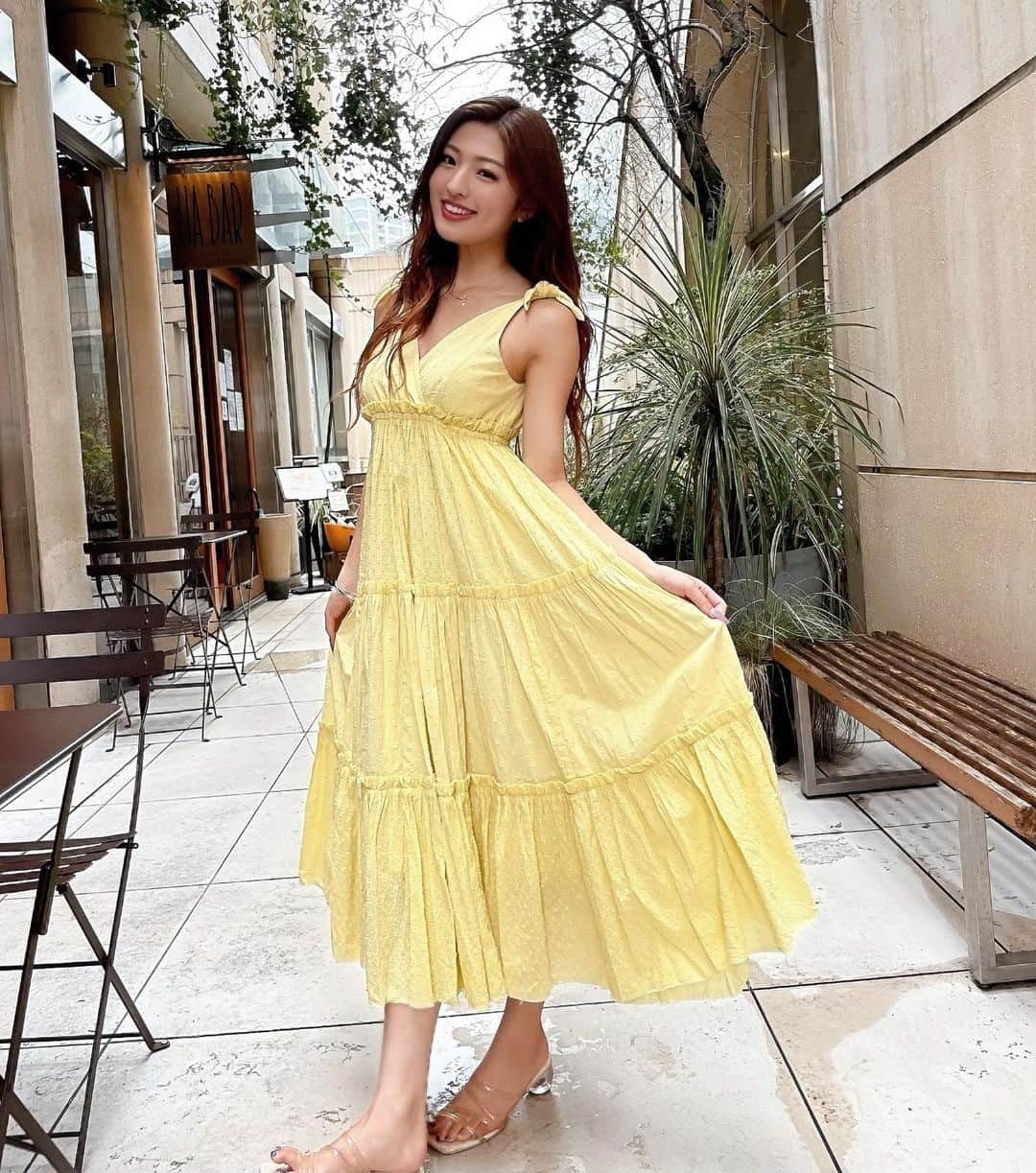 MIYABIのインスタグラム：「おはよう御座います🌞  タンポポみたいなワンピース可愛いでしょっ？🌼😊  今日はYouTube撮影に向かってまぁす✨ 前からやりたかったものなので、もう既にワクワクしてますっ💕😆  そして昨日でフォロワー様7万人🎉 本当にありがとう御座います🙇‍♀️  今日も頑張りましょう💜  #cyberjapan #サイバージャパン  #cjd_miyabi #ミヤビーム  #ミヤビコーデ #夏ワンピース」