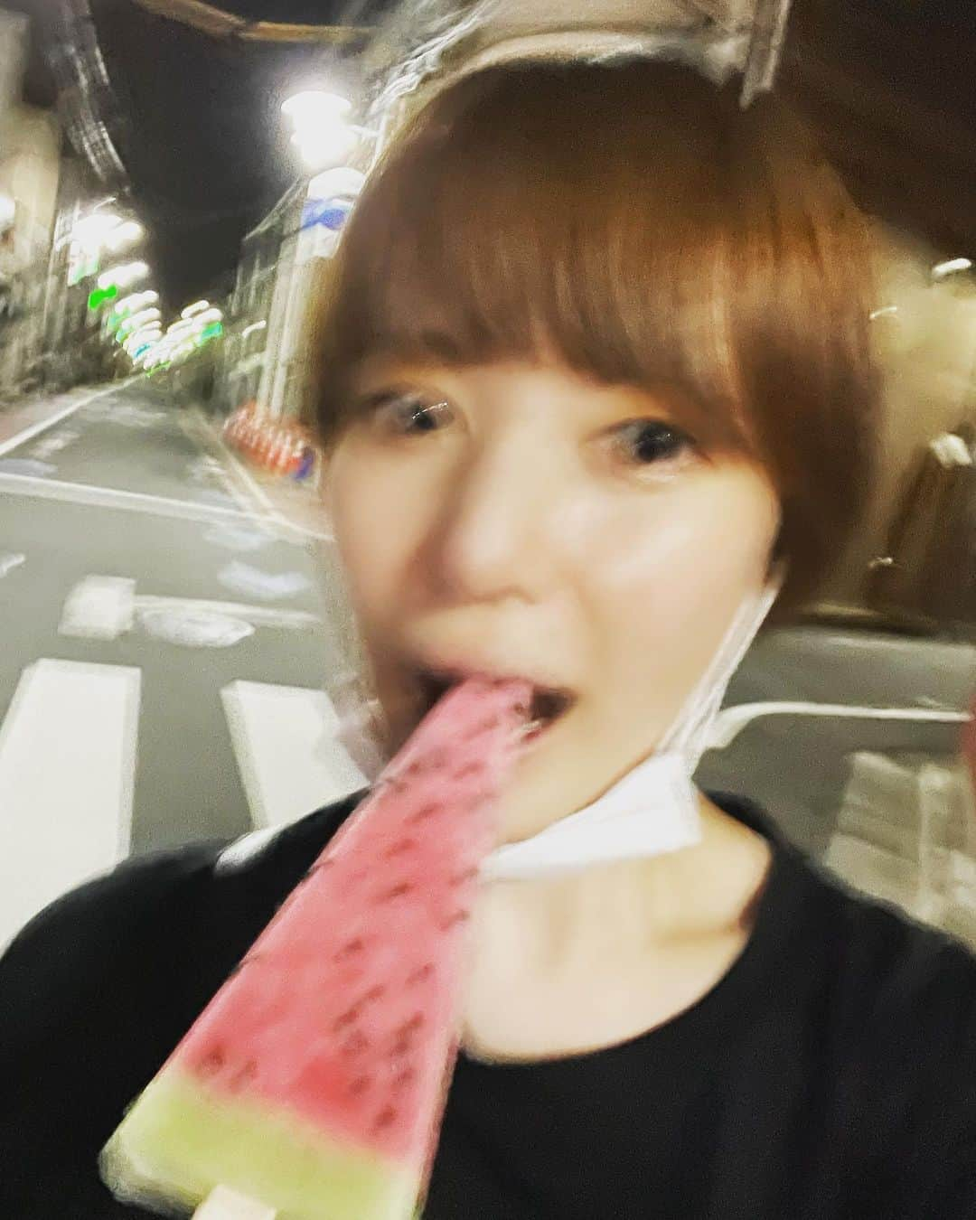 樺澤まどかさんのインスタグラム写真 - (樺澤まどかInstagram)「スイカバー🍉. .  夜中の帰り道 コンビニで買ったアイスを 食べながら帰るの最高  高校の時は部活帰り コンビニ寄ってガリガリ君の梨味 食べながら友達と帰ったな〜. . 嫌なこともあるけど 美味しいもの食べて寝て 適当に過ごしていこ〜. .  #樺澤まどか #吉本坂46  #スイカバー #ショートヘア #ショート女子 #マッシュ #マッシュショート #適当 #ケセラセラ #夏 #帰り道 #夜道 #マスク #🍉」7月14日 8時37分 - kabasawa_madoka