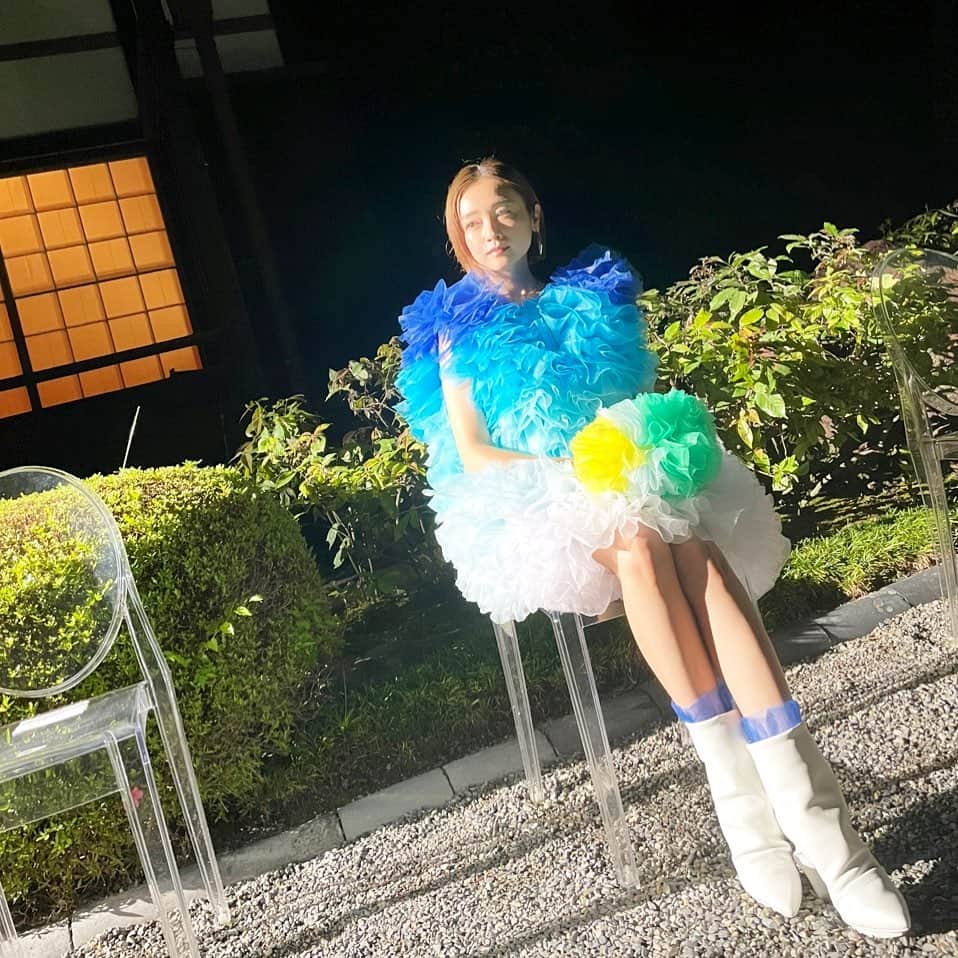のインスタグラム：「💙💚🤍 @tomo_koizumi さんのショーへ。 最高すぎて、なかなか寝付けなかった✨」