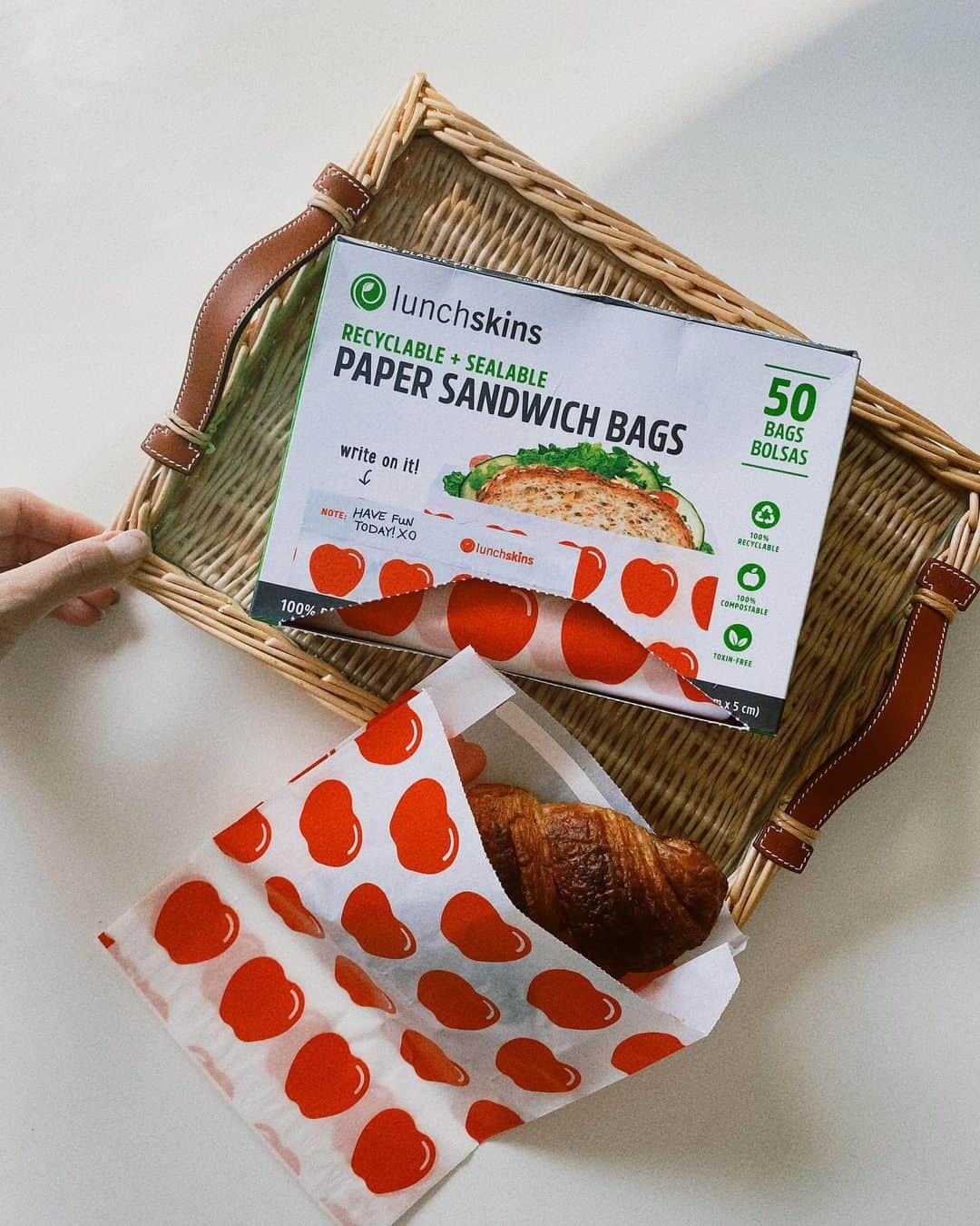 Risako Yamamotoさんのインスタグラム写真 - (Risako YamamotoInstagram)「sandwich lunch🍎🥐🍎🥐  まだあまり動けないので、簡単に作れるものを🥐 作ったのはゆで卵のみ。笑  rosy Monsterの新作bag、バニティはお弁当を入れるのにも良いサイズ感🌼🤍🐝 タンブラーまで入っちゃう☕️ ポケットにはウェットティッシュも🐸  vanity /// @rosy_monster  tumbler/// @wrium_jp  charm/// @dior × @kaws   #mylunch #全粒粉パン #slohasholic」7月14日 9時37分 - risako_yamamoto