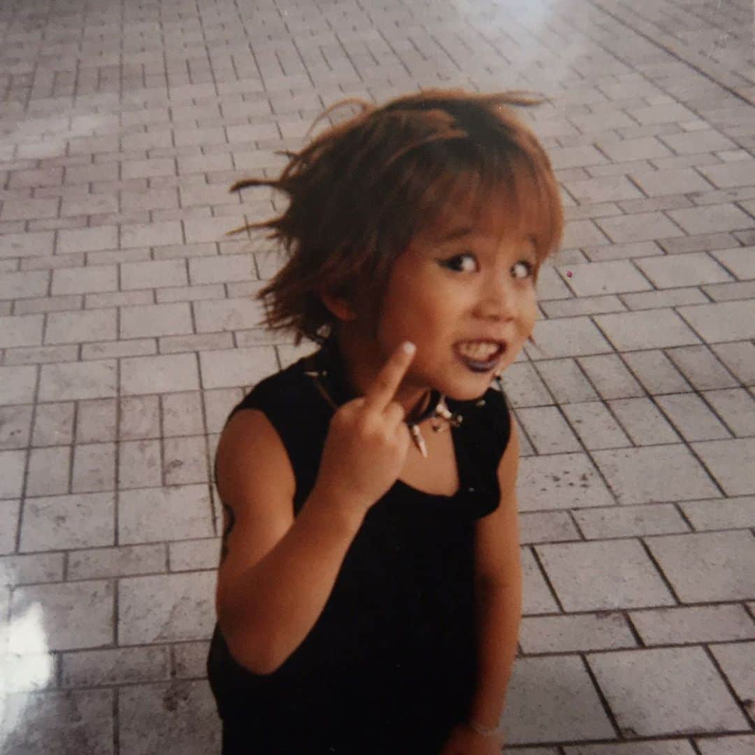 大池瑞樹のインスタグラム：「🖕、、、笑 #黒口紅　#右腕にタトゥーシール　#ゴスロリ　#首にはトゲトゲ　#昔の自分強者」