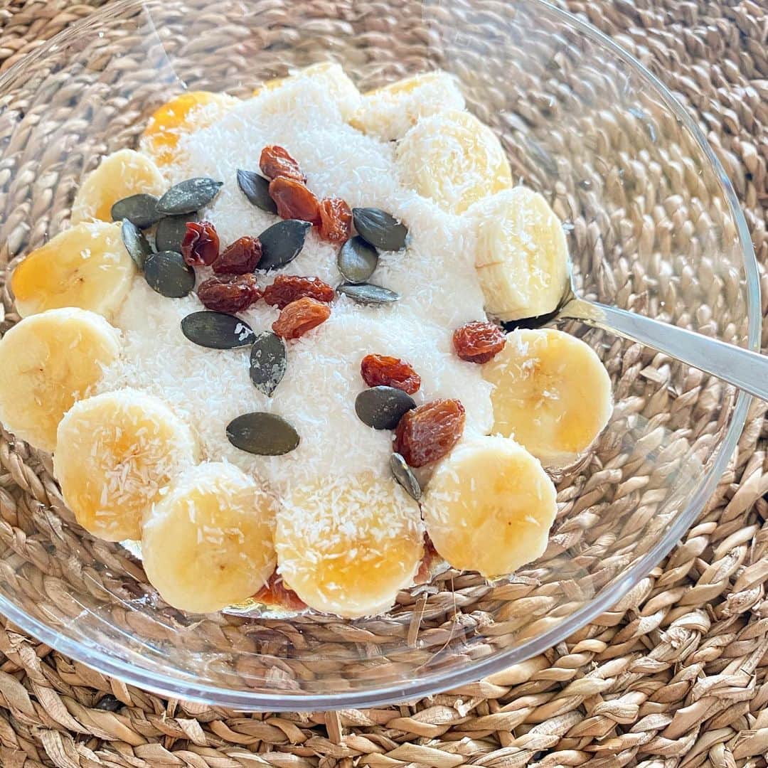 のインスタグラム：「豆乳ヨーグルト🤍 甘いものが食べたい時はこれ🥣🍴  毎日ヘルシーなもの食べてるわけじゃ無いけど、 昨晩は焼肉だったので調整〜 #healthylifestyle#healthyfood#fitness#healthybreakfast#wednesday#brekky#yogurt#朝ごはん#ヘルシー#おはよう#happy#healthymind#dietfood#diettips#love#instagramer」