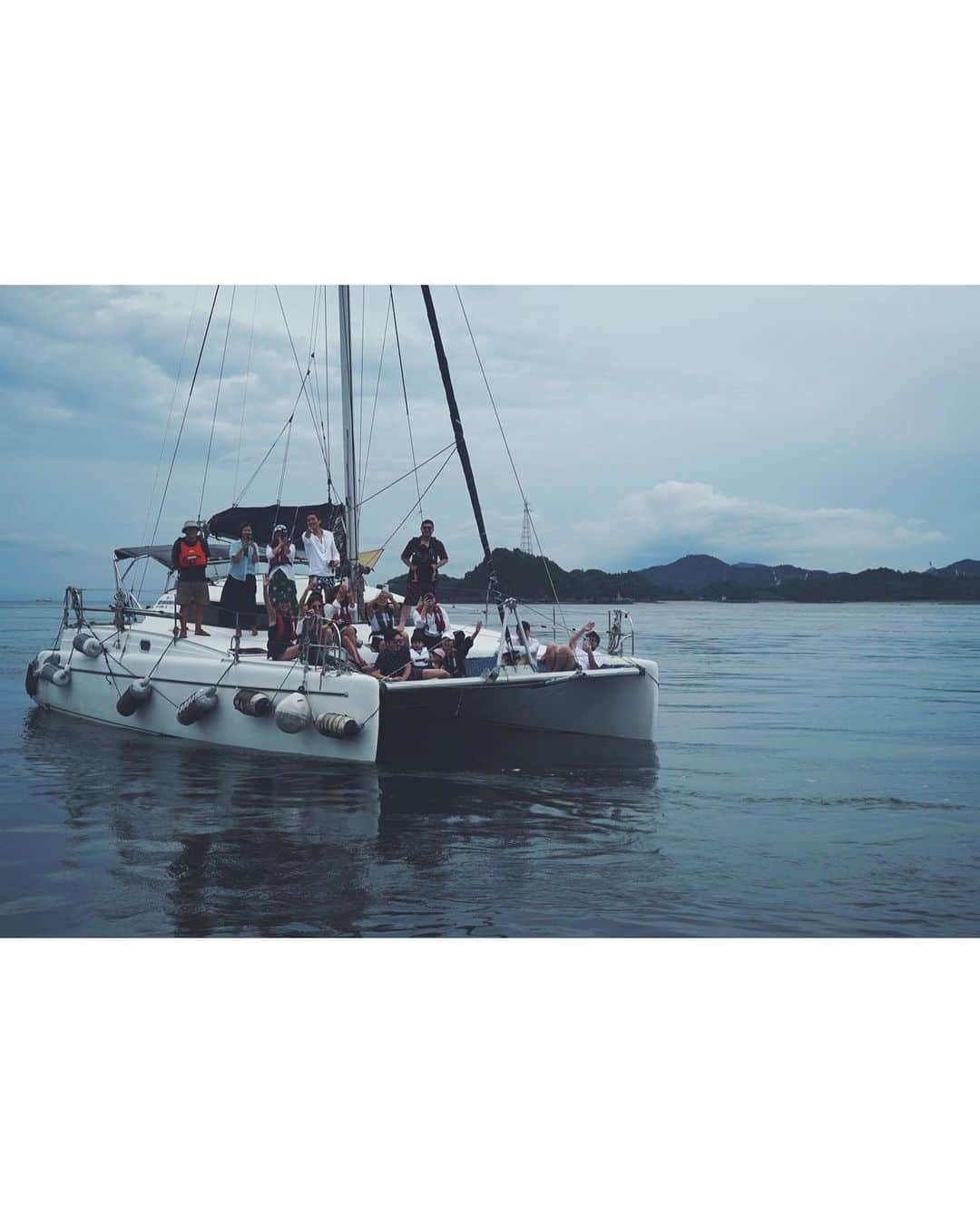 翁安芸さんのインスタグラム写真 - (翁安芸Instagram)「瀬戸内をカタマランで巡る⛵️  揺れも穏やかに海の上に浮くヨットで、 美しい日本の島々をゆったり移動。  波の音や風を心地よく感じ、 ステキな景色に囲まれた贅沢な時間。  @hideyaiida が自分の誕生日に 「共有したい日本の景色見つけました」 と企画してくれた旅🤍  最高のひとときでした✨✨  #birthdaytrip #瀬戸内 #瀬戸内海 #hideyaiida #dolceandgabbana  #akiweng #mylan」7月14日 10時39分 - akinyc