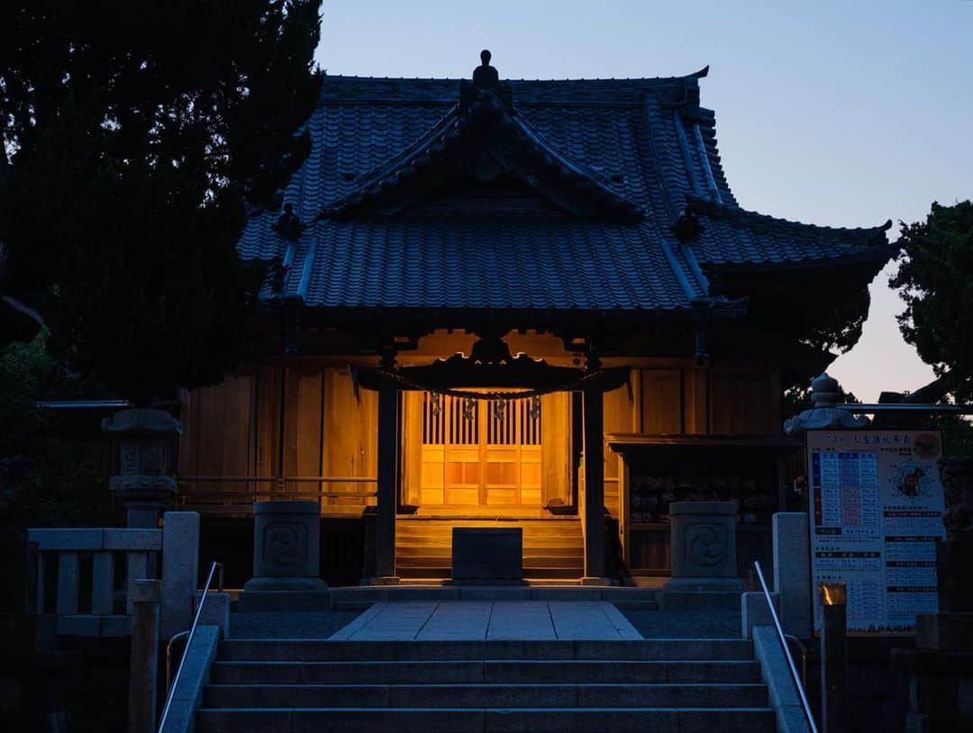 SHOCK EYEさんのインスタグラム写真 - (SHOCK EYEInstagram)「森戸神社の松。  夕陽に照らされた松の木のシルエットがまるで影絵のよう。  源頼朝が休息のため立ち寄った森戸神社でこの見事な松をみて、「如何にも見事な松だ」とほめたと言われている千貫松が岩壁に映える。 そして遠くには江ノ島と富士。  ほんの数分間に訪れた美しい日本の景色にパワーをもらって、 さぁ、今日も頑張ろう。  Pine of Morito Shrine.   The pine trees illuminated by the setting sun look like a shadow picture.   Let's do our best today, being healed by the beautiful scenery💪✨  #森戸神社 #森戸海岸 #神社 #千貫松 #夕景 #日本 #japantravel #japantrip #fujifilm #gfx100s #xs10 #beautifuldestinations #discoverjapan #discoverearth #voyaged #awesome_photographers #discovertokyo #tokyophotography #IamATraveler #wonderful_places #japanphoto #japanphotography #japan_of_insta #livingonearth #theglobewanderer #moritoshrine #morito #sunset #pinetrees #shrine」7月14日 11時24分 - shockeye_official