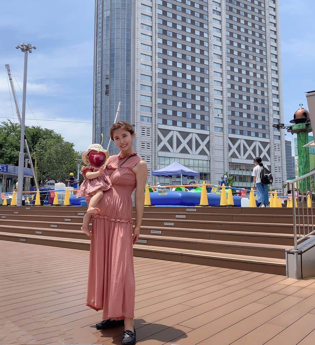 光上せあらのインスタグラム：「娘を連れて初めての後楽園遊園地へ！✨😄  目的地はアソボーノです！🧩🧸  アソボーノ神でした！！ 娘の月齢（9ヶ月）でも遊べるおもちゃ や遊具が沢山あり、中は本当に清潔だし一日中いれる！と思いました🥺  ハイハイゾーンは座り出来るくらいになったてもならなくても楽しめます🥰  アソボーノ終わって体力あったら後楽園遊園地へ、お昼は隣のフードコートが充実😳🍙 （ビクドンあるよ🍔）  久々、#リンクコーデ  もしたよ🧸🥰笑  娘は3枚目のりんごを落とすやつが大好きすぎてゲラゲラ笑って落としてました。  ここから離れるのが大変だった、、  あとお寿司屋さんの納豆巻きを離さなくて でも帰らなきゃで取ったら激怒してました🤣🍣  あんたは本当に安いのが好きよね〜☺️  #9ヶ月の赤ちゃん　#9ヶ月の女の子  #ママコーデ #マタニティコーデ  #娘とリンクコーデ  #お揃いコーデ　#妊婦コーデ　#年子育児  #妊婦 　#ハーフの赤ちゃん  #ハーフの女の子  #赤ちゃんのいる生活  #育児日記  #育児  #子育て  #女の子のママ  #赤ちゃん写真  #子育てママ #子育て日記　#年子  #年子妊娠中  #年子育児  #年子ママ  #生後9ヶ月ベビー　 #赤ちゃんのいる生活  #赤ちゃんのいる暮らし #11ヶ月差年子 #妊娠記録  #妊娠中 #マタニティフォト　#男の子妊娠中」