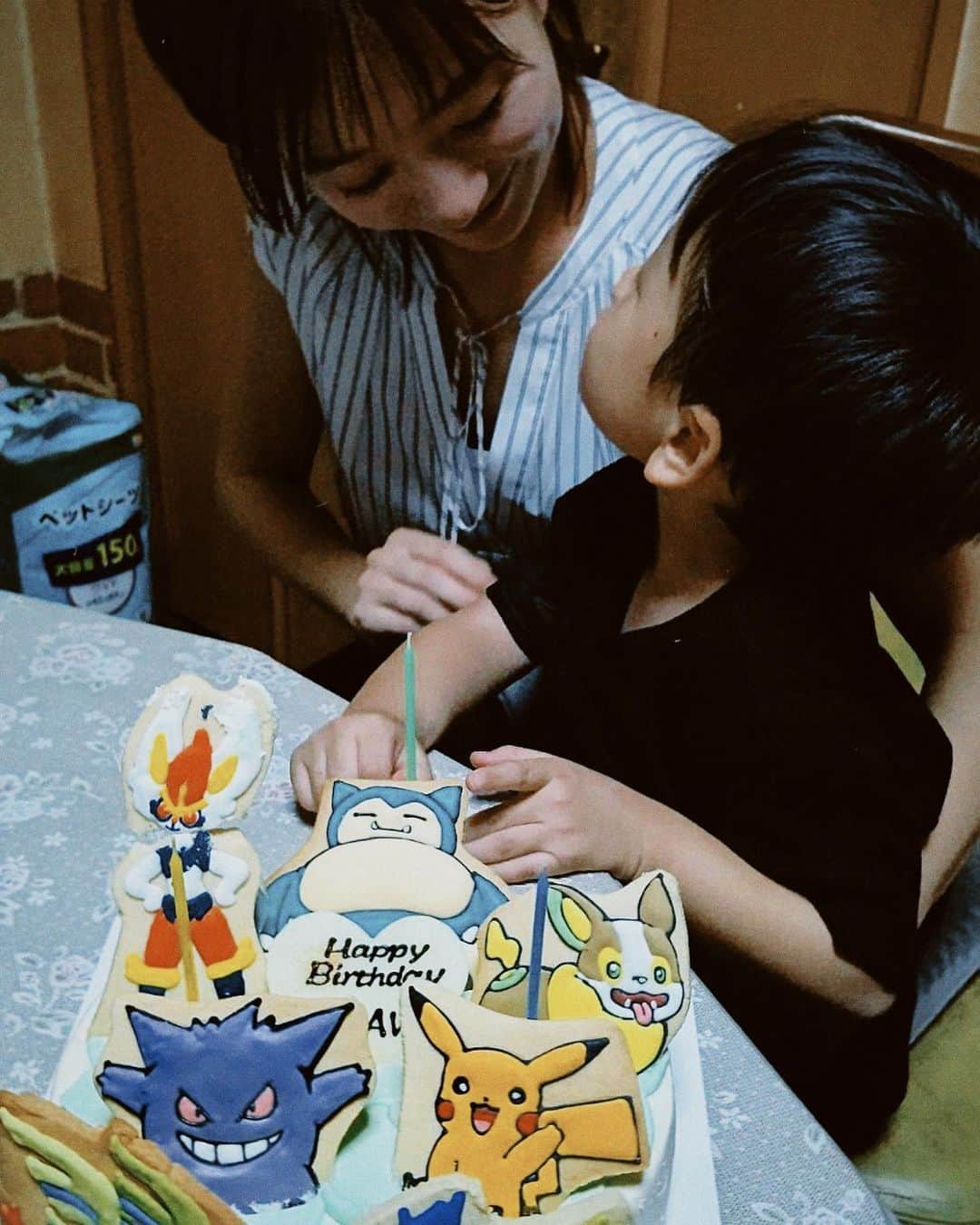 伊藤千晃のインスタグラム：「先日、息子が4歳になりました‼︎ 今年は実家の家族と息子の大好きなポケモンのケーキでお祝い🎂🎉😆 ⁡ 4歳って想像していたより理解力もコミュニケーション力も急成長していてお兄さんになったなぁと日々感じます。 私の方が息子の言葉や行動に助けられることも多いくらい（笑） ⁡ パワフルすぎてついていくのが大変な時もあるけど、彼の嬉しそうな顔で本当に自分まで幸せをもらっています🥰 ⁡ いつも元気に笑顔でいてくれてありがとう。 4歳おめでとう♡  ⁡  #4歳息子 #ポケモンケーキ #ペットシーツ写ってた😅」