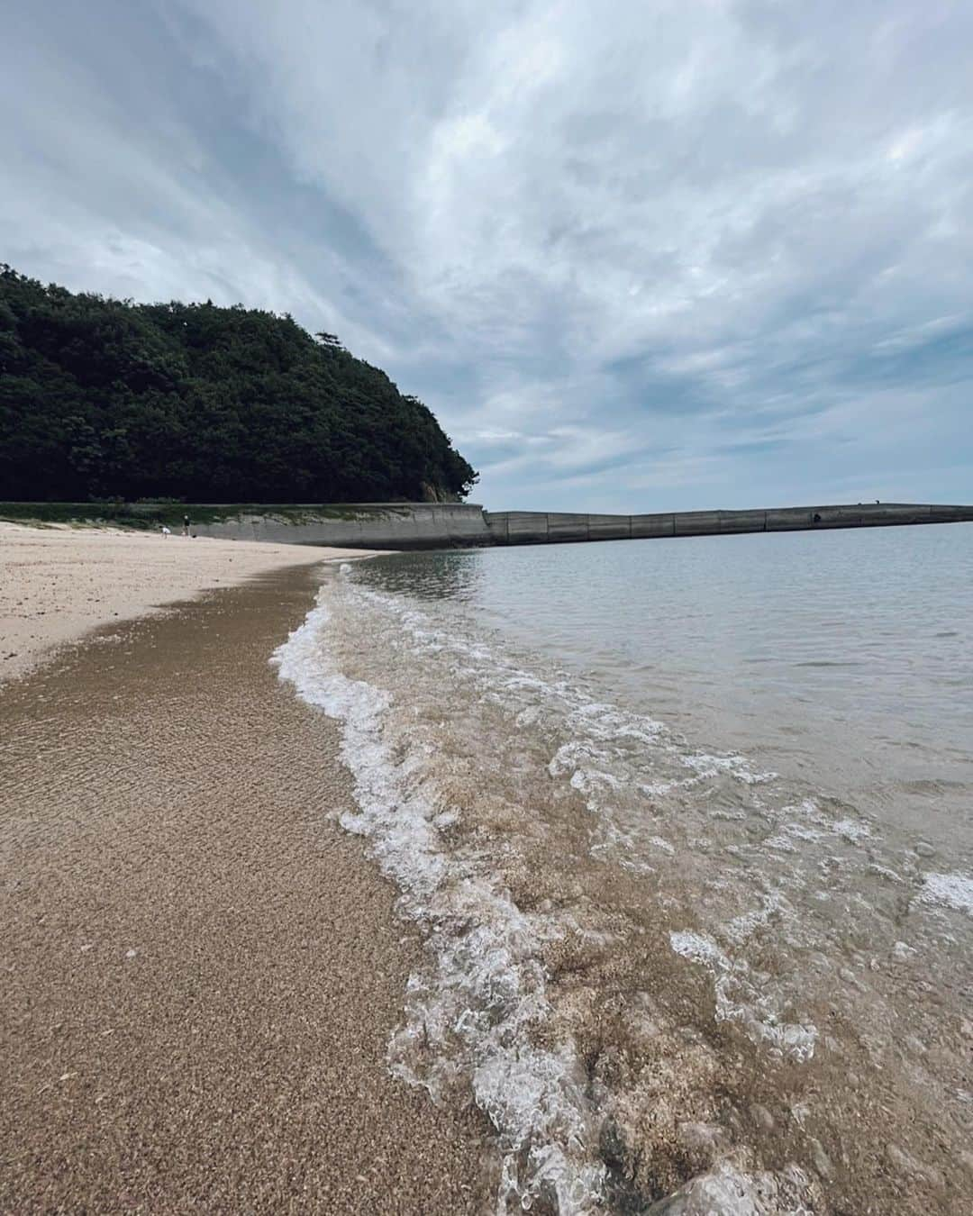 翁安芸さんのインスタグラム写真 - (翁安芸Instagram)「無人島に着いてランチ会🏝⛵️🤍  ベニヤ板のテーブルが、  @hideyaiida 手に掛かると一気に お洒落なテーブルセッティングに💫  このちょっとした拘りで、 気分がうーんと上がる↑↑↑✨✨✨  鯛の塩釜焼きや窯で焼いたピザ、 新鮮な食材のBBQ。  大人も子どももみんな一緒に 楽しいランチ✨✨✨  #無人島  #瀬戸内」7月14日 11時55分 - akinyc