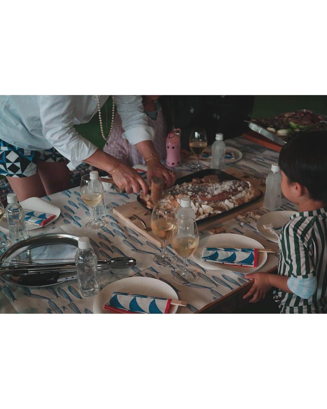 翁安芸さんのインスタグラム写真 - (翁安芸Instagram)「無人島に着いてランチ会🏝⛵️🤍  ベニヤ板のテーブルが、  @hideyaiida 手に掛かると一気に お洒落なテーブルセッティングに💫  このちょっとした拘りで、 気分がうーんと上がる↑↑↑✨✨✨  鯛の塩釜焼きや窯で焼いたピザ、 新鮮な食材のBBQ。  大人も子どももみんな一緒に 楽しいランチ✨✨✨  #無人島  #瀬戸内」7月14日 11時55分 - akinyc