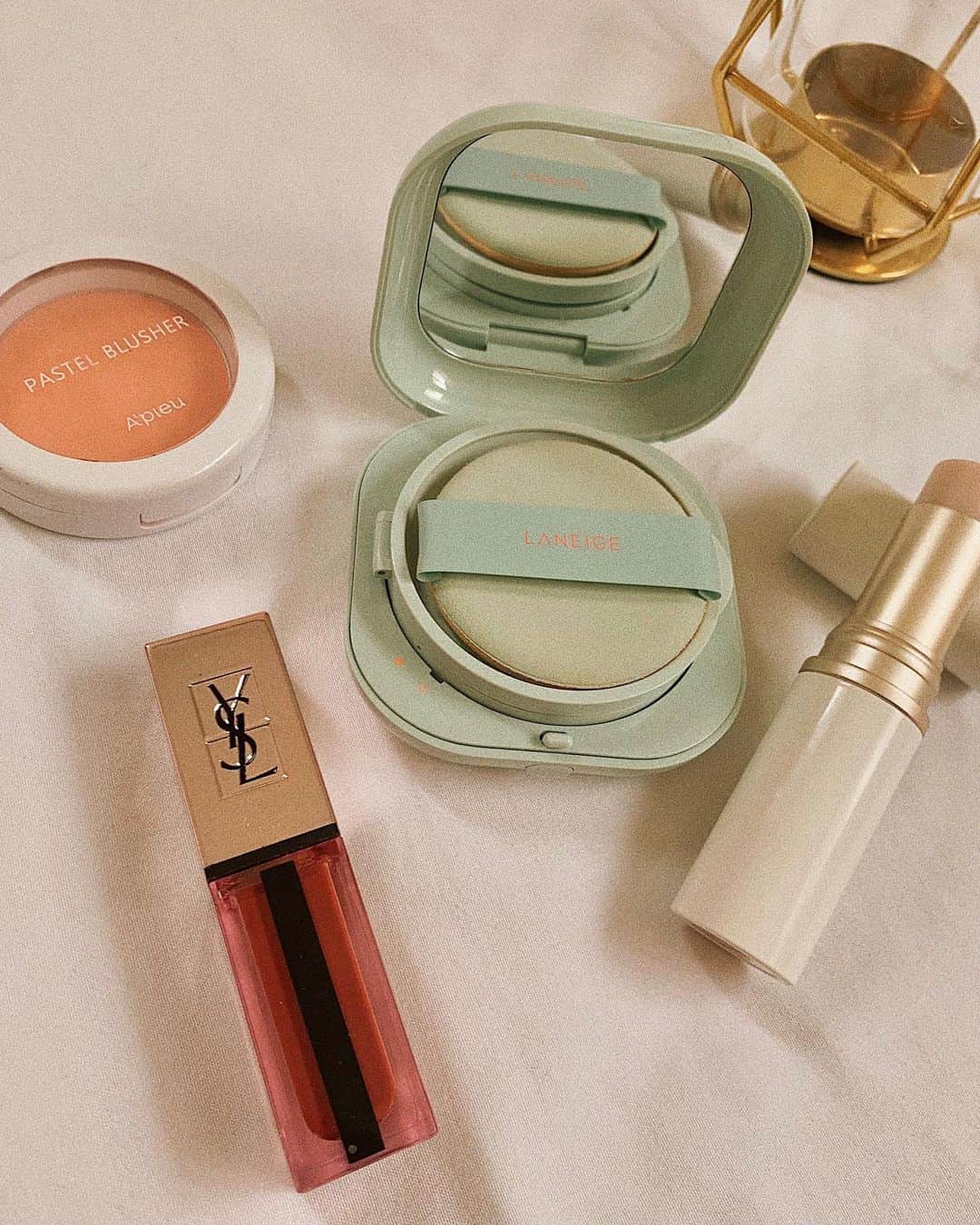 志田友美（ゆうみん）のインスタグラム：「夏cosme🤍  A'pieu - CR01 YSL - ウォーターグロウ202 LANEIGE - マット25N hince - CLEAR  これらが無いと夏の顔が完成しない🤔💭  #apieu #ysl #laneige #hince」