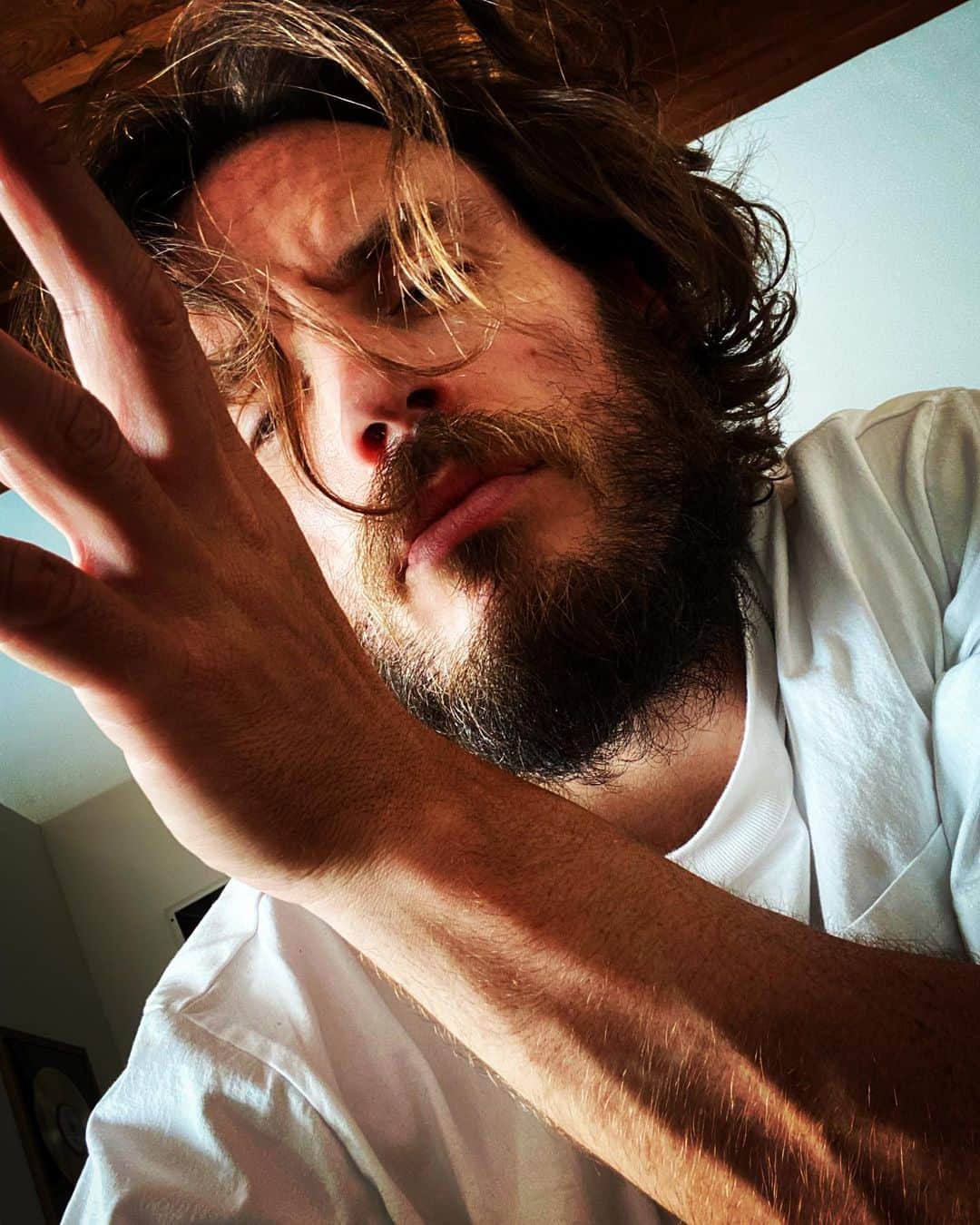 サム・クラフリンのインスタグラム：「Paint your pain. ✌🏻」