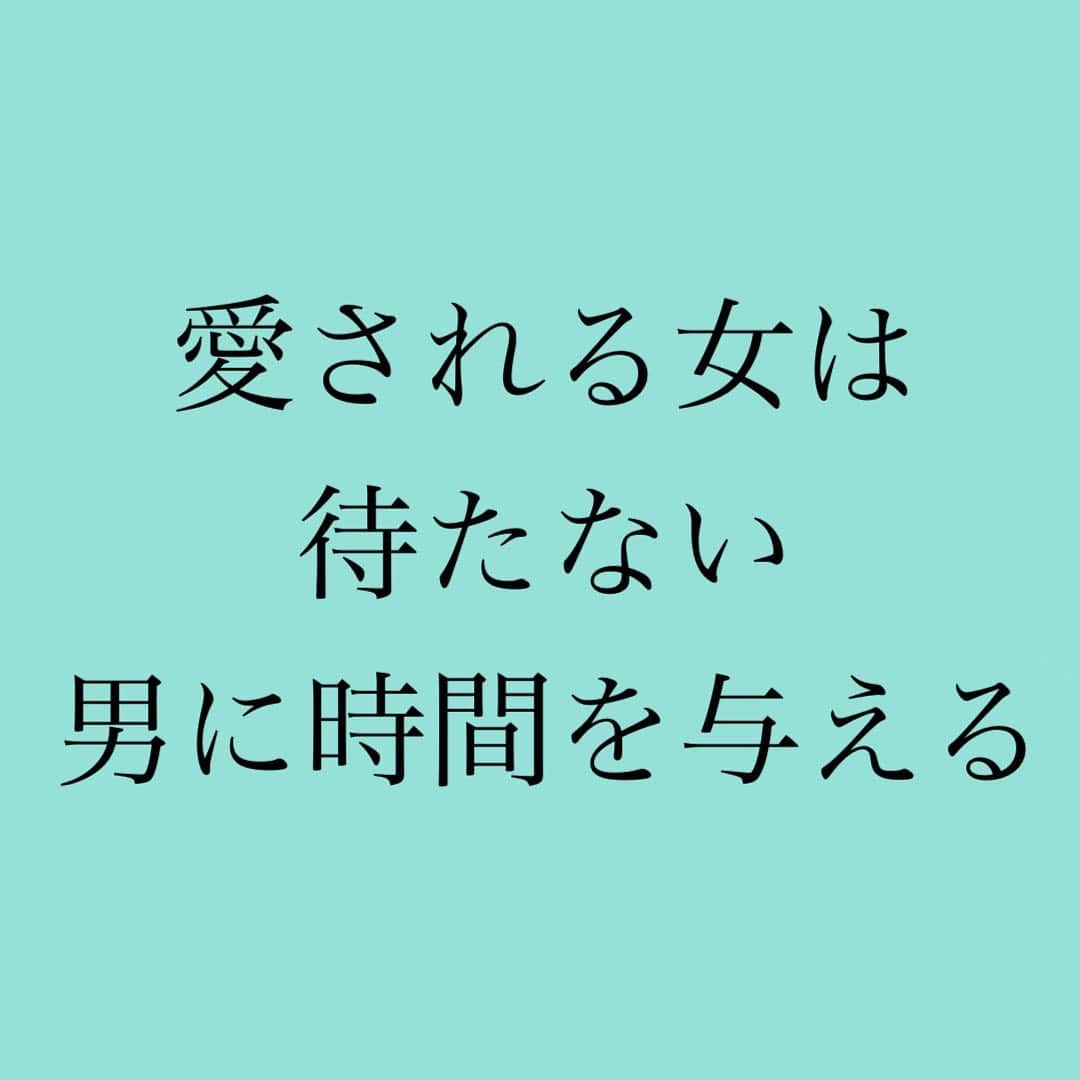神崎メリのインスタグラム：「・ ・ ・ 彼が仕事でめちゃ大変なとき ⁡ 「うん…LINE待ってるね🥺」 ⁡ 「会えるタイミング合わせるから いつでもLINEしてね🥺」 ⁡ とまるで ⁡ 「待て！」 ⁡ されてるワンコみたいに じぃーっと 待ってる女より🐩💦 ⁡ ⁡ ⁡ 「えーいつ終わるの寂しい😭」 ⁡ 「…ホントに仕事…？😣」 ⁡ と離れるのが不安で キャンキャン吠える ワンコみたいな女より🐕⚡️ ⁡ ⁡ ⁡ 「は〜い！がんばって😌☕️」 ⁡ と悠然優雅に 毛づくろいしてる ニャンコみたいな女に🐈 ⁡ 男は惹かれる💓 ⁡ その女のために 仕事を頑張る😤✨ ⁡ ⁡ ⁡ ワンコ女は たしかに かわいいけれど🐶ｸｰﾝ ⁡ 恋愛対象じゃなくて、 『妹』みたいな感情になる😓💦 ／ﾑﾗﾑﾗｼﾅｲ…🤯＼ ⁡ ⁡ ⁡ ❤️❤️ど本命彼女スタンス❤️❤️ ⁡ 男に「待て✋」 されてる感覚はダメ🙅‍♀️ ⁡ 貴女が時間を 彼に「与えてる」 感覚になって😌☕️ ⁡ ⁡ 同じできごとでも 「自分のスタンス」 で恋愛は変わってくるよ✨ ⁡ ⁡ 男が忙しいときは そっとしておいて ⁡ 自分のことを のびのびしましょう☺️ ⁡ ⁡ 「仕事おわたー！！！」 と狩りから戻ってきたら🏃‍♂️✨ ⁡ ⁡ 「おつかれさま💓」 とヨシヨシするキモチで たくさん褒め称えてね💓 ⁡ ⁡ ⁡ こんな女を男は 手放す理由がないのです❤️‍🔥 ／俺様の勝利の女神や😍＼ ⁡ ⁡ ⁡ ❤️彼と一緒いない時間❤️ ❤️何して楽しんでるか❤️ ❤️コメントで教えてね❤️ ⁡ 　 ⁡ #女は #悠然優雅に☕️ #ひとり時間をすごして #男を信じて #時間を与える❤️‍🔥 #信じられない男は #そもそも #相手にもしない💣 #ココが大切やで👆 ⁡ ⁡ #ど本命彼女が幸せになる理由 ⁡ ⁡ #神崎メリ　#メス力　#めすりょく #婚約　#婚活　#婚活女子 #マッチングアプリ　#恋愛漫画 #自己肯定感　#アラフォー #アラサー ⁡」