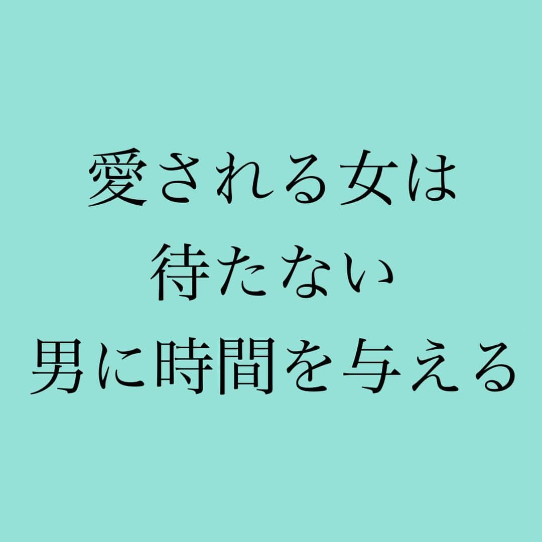 神崎メリさんのインスタグラム写真 - (神崎メリInstagram)「・ ・ ・ 彼が仕事でめちゃ大変なとき ⁡ 「うん…LINE待ってるね🥺」 ⁡ 「会えるタイミング合わせるから いつでもLINEしてね🥺」 ⁡ とまるで ⁡ 「待て！」 ⁡ されてるワンコみたいに じぃーっと 待ってる女より🐩💦 ⁡ ⁡ ⁡ 「えーいつ終わるの寂しい😭」 ⁡ 「…ホントに仕事…？😣」 ⁡ と離れるのが不安で キャンキャン吠える ワンコみたいな女より🐕⚡️ ⁡ ⁡ ⁡ 「は〜い！がんばって😌☕️」 ⁡ と悠然優雅に 毛づくろいしてる ニャンコみたいな女に🐈 ⁡ 男は惹かれる💓 ⁡ その女のために 仕事を頑張る😤✨ ⁡ ⁡ ⁡ ワンコ女は たしかに かわいいけれど🐶ｸｰﾝ ⁡ 恋愛対象じゃなくて、 『妹』みたいな感情になる😓💦 ／ﾑﾗﾑﾗｼﾅｲ…🤯＼ ⁡ ⁡ ⁡ ❤️❤️ど本命彼女スタンス❤️❤️ ⁡ 男に「待て✋」 されてる感覚はダメ🙅‍♀️ ⁡ 貴女が時間を 彼に「与えてる」 感覚になって😌☕️ ⁡ ⁡ 同じできごとでも 「自分のスタンス」 で恋愛は変わってくるよ✨ ⁡ ⁡ 男が忙しいときは そっとしておいて ⁡ 自分のことを のびのびしましょう☺️ ⁡ ⁡ 「仕事おわたー！！！」 と狩りから戻ってきたら🏃‍♂️✨ ⁡ ⁡ 「おつかれさま💓」 とヨシヨシするキモチで たくさん褒め称えてね💓 ⁡ ⁡ ⁡ こんな女を男は 手放す理由がないのです❤️‍🔥 ／俺様の勝利の女神や😍＼ ⁡ ⁡ ⁡ ❤️彼と一緒いない時間❤️ ❤️何して楽しんでるか❤️ ❤️コメントで教えてね❤️ ⁡ 　 ⁡ #女は #悠然優雅に☕️ #ひとり時間をすごして #男を信じて #時間を与える❤️‍🔥 #信じられない男は #そもそも #相手にもしない💣 #ココが大切やで👆 ⁡ ⁡ #ど本命彼女が幸せになる理由 ⁡ ⁡ #神崎メリ　#メス力　#めすりょく #婚約　#婚活　#婚活女子 #マッチングアプリ　#恋愛漫画 #自己肯定感　#アラフォー #アラサー ⁡」7月14日 13時12分 - meri_tn