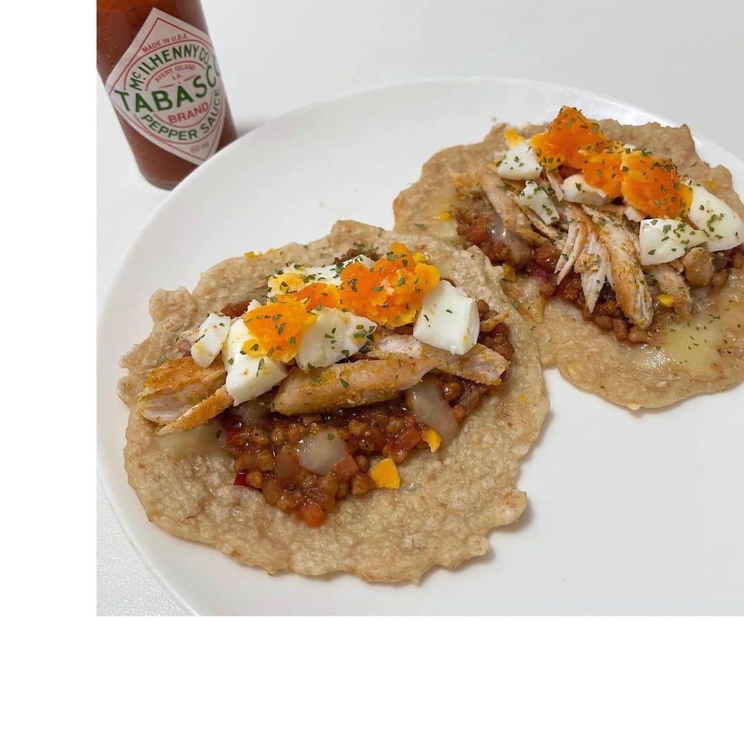 伊藤小春のインスタグラム：「・ セブンイレブンの 『たんぱく質が摂れるローストチキン&スパイシーチリ』ってサンドイッチが美味しくてね🤤🌮 ⁡ ⁡ でも小麦粉は出来るだけ食べないように してるから、オートミールでトルティーヤ風 にして作ってみました♡ ⁡ ⁡ ⁡ ⁡ おいしー！！！ 小麦粉控えてもこれのせいで太るー！！！ ⁡ ⁡ ⁡ ⁡ ⁡ ↓↓興味のある方だけ↓↓ ⁡ ⁡ ⁡ ①オートミール（30g）を粉砕する ②片栗粉（5g）水（80ml）オリーブオイルちょっと、 　塩胡椒を①に混ぜる ③焼く（このサイズ3〜4枚くらい） ④両面焼けたらおわり！ ⁡ ⁡ あとは好きな具材をのせれば美味しい ハムチーズは当たり前に美味しい ⁡ ⁡ 水の量はいつも適当なので お好みで加減してください！ ⁡ ⁡ この写真だと タコスミート、チーズ、鶏むね肉、ゆで卵🥚 ほぼセブンと一緒 ⁡ ⁡ 大豆タコスミートはセブンで売ってます これを使うことで本家と同じ味になります 一番のポイントですね。笑 ⁡ ⁡ 鶏むね肉は割いてカレー粉をまぶしてみたら こちらは本家より好みになりました🥰 ⁡ ⁡  ああパスタ食べたい  ・」