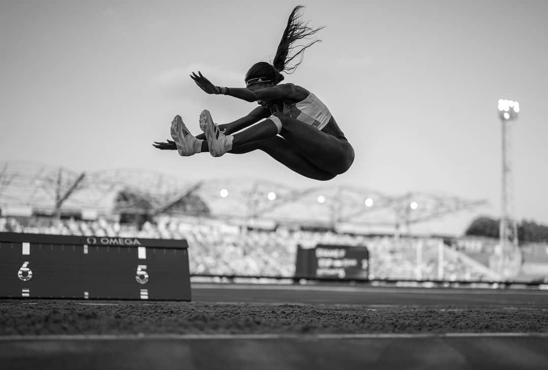 Fatima Diameのインスタグラム：「Ayer en Gateshead debuté por primera vez en una Diamond League 💎 El ambiente, las rivales, la pista… Todo fue espectacular. Quiero muchas más de estas, ¡y estoy segura que las habrá! No hubo mejor lugar para hacer mi última competición antes de los JJOO. 3ª y con  buenas sensaciones. Tokyo, here we go! 🇯🇵 📸: @coopsrun」