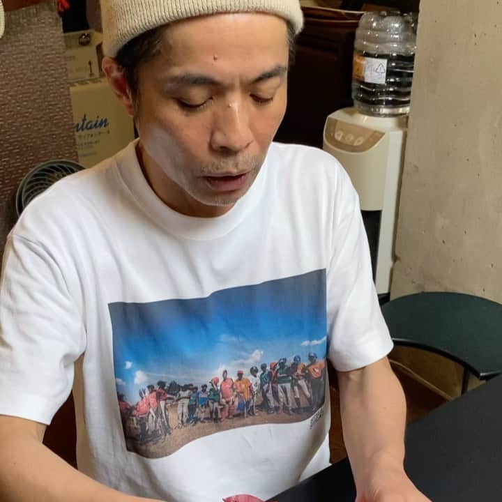 久保田利伸のインスタグラム：「ここ最近はスタジオでの作業が続いてますが、束の間のひととき、食事はデリバリーをすることが多いです🍱🤤 この日は食事とともにお店の方からのメッセージ付きで嬉しそうな #久保田利伸 ☺️笑  #森大輔 の #興味なさそうな  #ん〜😂 #やっぱり和食が好きな #久保田です  #ご堪能くださいませ」