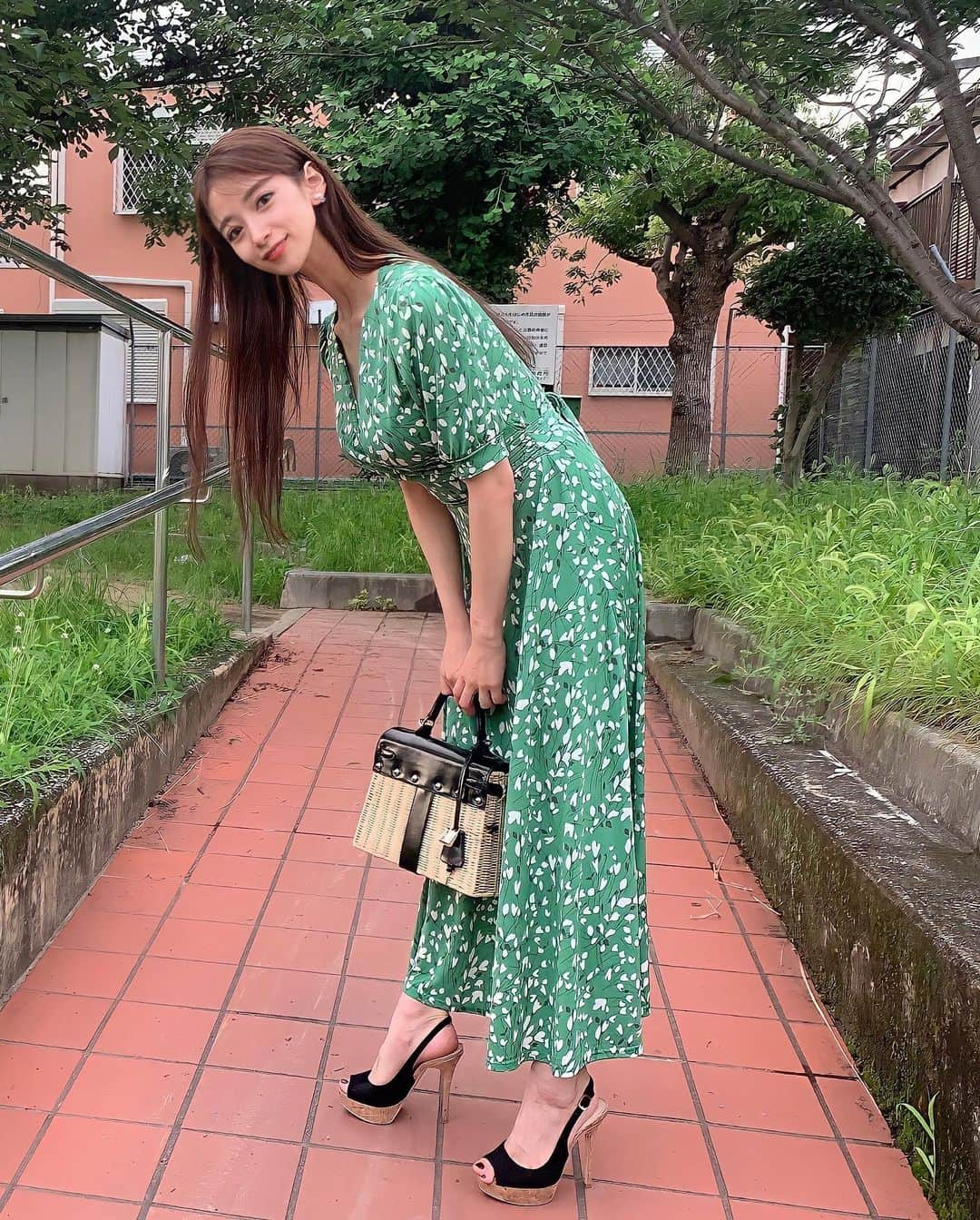 児玉菜々子さんのインスタグラム写真 - (児玉菜々子Instagram)「お散歩🐈🌸🐕  近くに猫ちゃんの溜まり場があって 散歩コースに決定しました😂笑  緑のワンピース夏らしくてお気に入り🥰 自分的に緑色は珍しい☘️ 似合ってますか？🥺笑  #お散歩 #束の間の休息 #休日 #holiday  #日常 #散歩コース #夏 #梅雨 #おでかけ #休憩 #ひと息  #私服 #ワンピース #instagood  #instagram  #instadaily  #instalike  #instafashion  #followme」7月14日 23時41分 - nanaco.conana