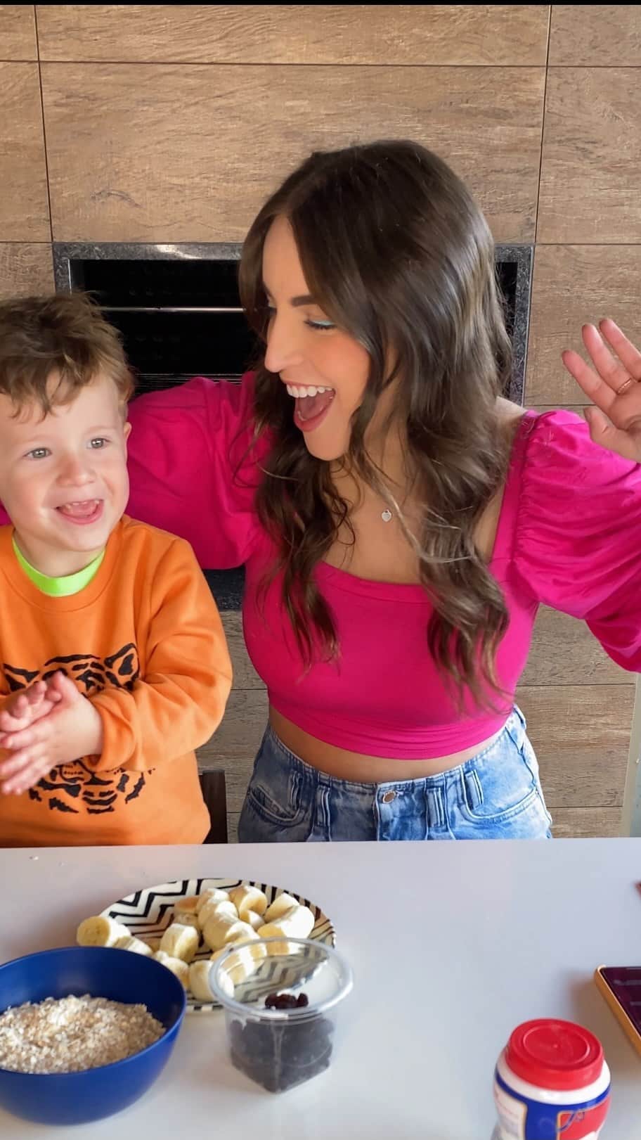 Bruna Unzuetaのインスタグラム：「O vídeo mais fofo que você vai ver hojeeeee 🤍 cozinhando com o Oli, meu sobrinho ✨✨❤️‍🔥」