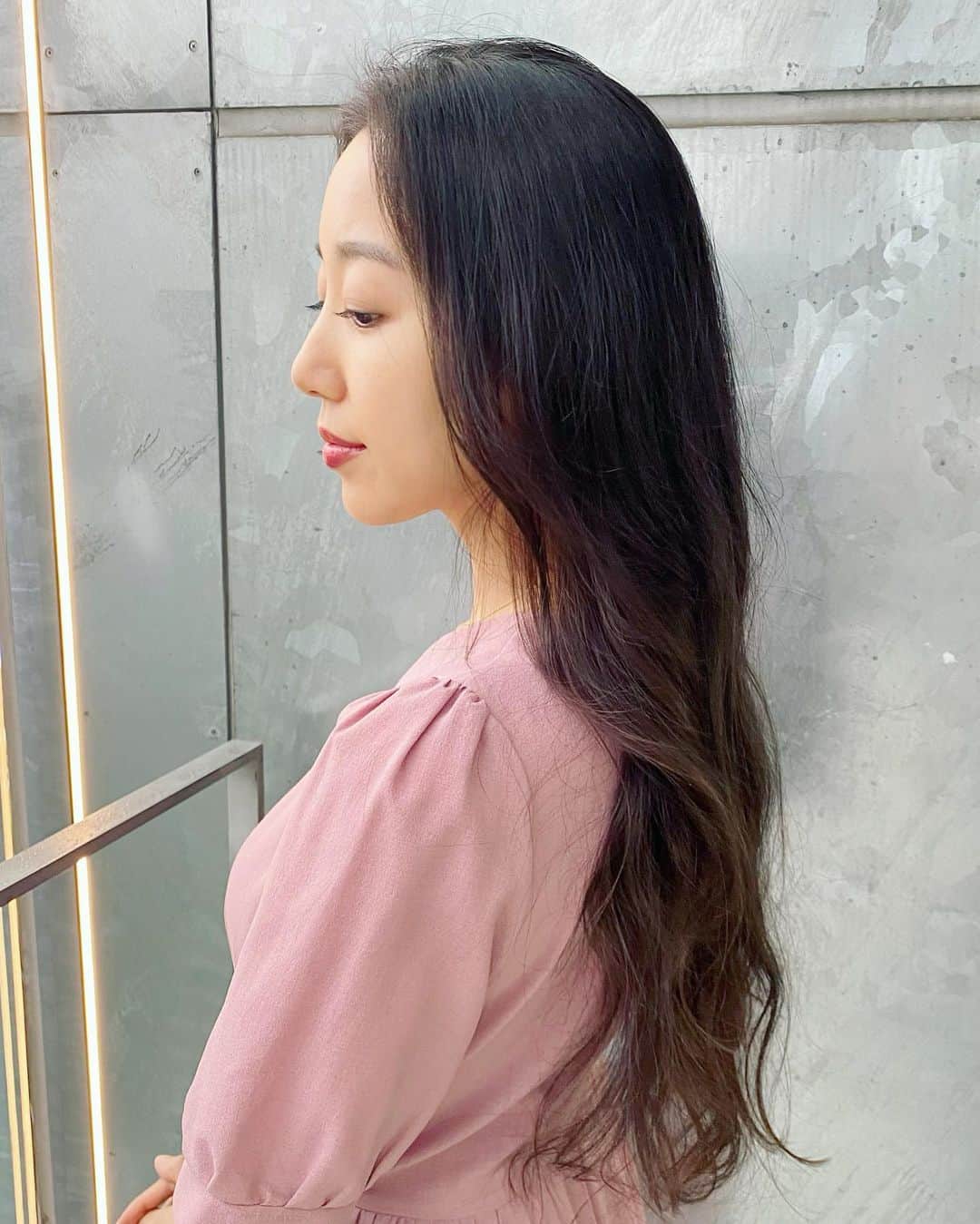 澤山璃奈さんのインスタグラム写真 - (澤山璃奈Instagram)「10ヶ月ぶりの美容院💇🏽‍♀️💗  数年前から全頭地毛計画を始めてグラデーションカラーで地毛部分をコツコツ伸ばし続けて、2年前くらいに完全に地毛に👩🏻  その年の秋に韓国でカット&パーマをしてベースをつくってからは、約半年に一回の髪のメンテナンスを 　@ayan_irisluuuv にお任せしてます✂️  一度でもカラーやブリーチした髪って時間が経つと褪色するからメンテナンスが必要だけど、まっさらの地毛だとそのままでずっと伸ばせるしカラーしてた頃と比べて傷みが激減したから気付いたら10ヶ月ぶり！となってました😆  前回まではしっかり　#サイドバング を作る　#애교머리　#エギョモリ　スタイルだったんですが、 インラインフィギュア⛸やゴルフ🏌🏽‍♀️などスポーツする時に顔周りが短いと汗で顔に張り付いたり目に入ったりして逆効果なので💦 ちょうど伸びてきた顔周りは結んだ時に落ちてこないようこのまま伸ばして長い髪と馴染ませてもらいました✨  今度私の定番まとめ髪も載せますね👱🏽‍♀️  ほぼ見た目の長さは変わらないかもだけど、全体の毛先や重さも整えてもらったし　#ヒト幹細胞トリートメント　でツルッツルに🙏🏽  ここで販売している #ヒト幹細胞培養液  @rin.science.jp を使ってからお肌が再生してる感が凄すぎて、リピート❣️ 今回はまつ毛美容液も使ってみることに👁🤍  メイクやファッションを楽しむ為にも、まずは自分の持っている素材を愛してケアしてあげる事が大切だと日々実感します☺️🍃  これから暑い日が続くので皆さん熱中症や脱水症状などならないよう健康に気をつけて下さいね☀️🌈   #엘리자벳펌 #여신머리 #페이스라인컷 #레이어드c컬펌 #뿌리펌  #暗髪 #地髪 #デジタルパーマ #longhair #blackhair #💇🏻‍♀ #👩🏻‍🦱」7月14日 23時55分 - rinasawayama