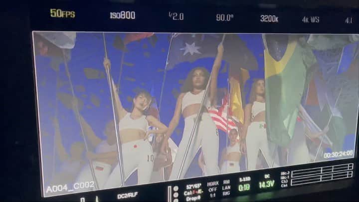 吉原日奈のインスタグラム：「Wave Your Flag MV is OUT NOW!!!!🌍🇯🇵 #waveyourflagnowunited」