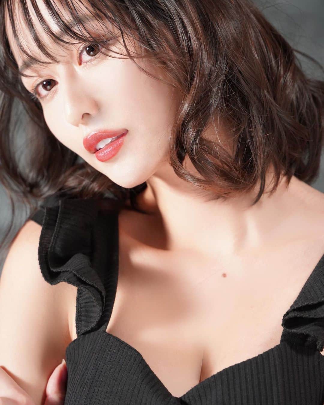 のインスタグラム：「🖤🖤🖤  #ショートヘア#ショートヘアアレンジ#ショートヘアー#ヘアスタイル#巻き髪#巻き髪アレンジ#よく見たら髪の毛が1本居た🥺」