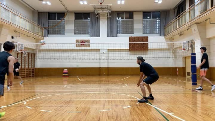 浅岡遥太のインスタグラム：「練習したらできるのかもしれないけど、石川とかやっぱ凄いと思うし、バレーめちゃ上手いと思う。 こんなのできないよ笑 みんなにも練習させます❗️  #東京スリジエ  #tokyocerisier #千代田区地域密着型バレーボールチーム #神田 #バレーボール #千代田区 #地域密着型 #地域密着 #volleyball #beachvolleyball #dalponte #とまり木整骨院  #モトーレントーマツ #ティーエルサービス #神田和食そらみち  #神田丸屋　 #神田福はら #武蔵家酒店 #大塚製薬 #ママネーナの学校 #リードスポーツ #TSM #colancolan #株式会社安田  #高級一軒家スタジオ  #日本アルゼンチン文化大使  #長崎JPIC #zamst #さんくーる」