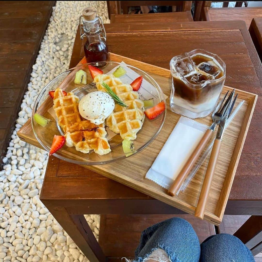 山田野絵のインスタグラム：「かなり前に1人で入ったカフェのワッフルが絶品でした🔥 ちなみにワッフルの上はチーズです！ はい、美味しい #cafe #muunseoul」