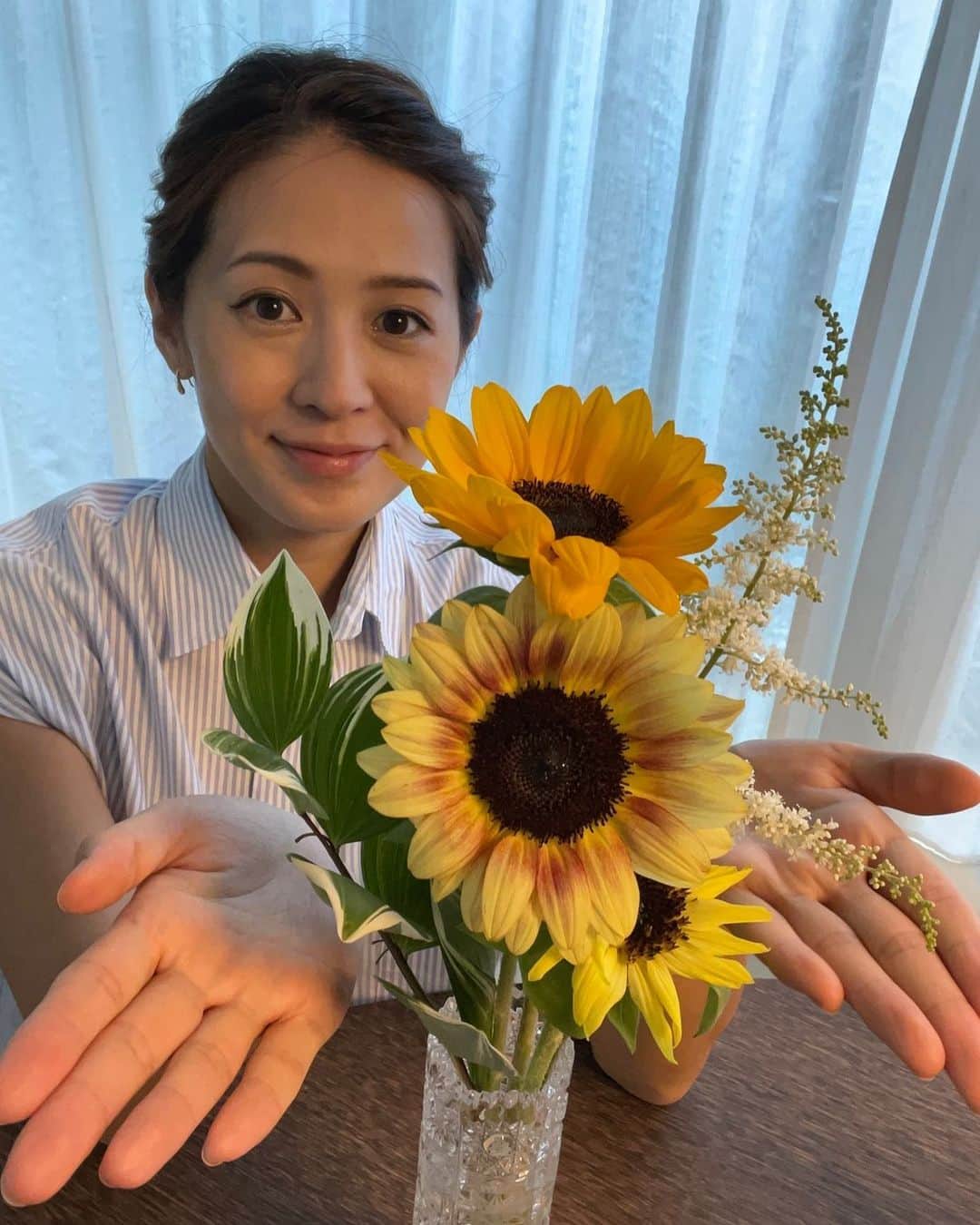 フジテレビアナウンサーのインスタグラム：「今日はひまわりの日🌻  近所のお花屋さんでひまわりフェアをしていたのを発見し、 連れて帰ってきた色々な種類のひまわりたち。  真ん中のゴッホの絵のようなひまわりが お気に入りです🌻  #今日は何の日？ #ひまわりの日 #フジテレビアナウンサー #椿原慶子」