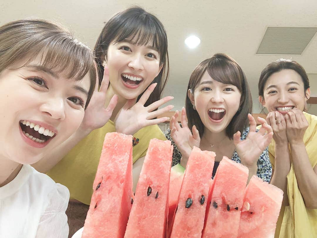 TBS「はやドキ！」のインスタグラム：「ナレーターの佐藤愛可さんからスイカを頂きました😄🍉  みずみずしくてすごく美味しかったです！！  佐藤さんありがとうございます✨  皆川  ※写真を撮るときはマスクを外しています。  #佐藤愛可 さん #ナレーター #スイカ🍉 #ありがとうございます #山本里菜 #若林有子 #皆川玲奈 #アナウンサー #池田沙耶香 #気象予報士 #はやドキ #tbs」