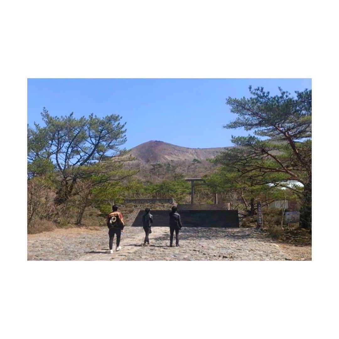 のインスタグラム：「3/23 宮崎・鹿児島 高千穂峰  今年の目標「人生初登山」を早くも達成🌋  高千穂峰 日本神話にて高天原から天照大御神の孫である邇邇芸命が天下ったとされる。」