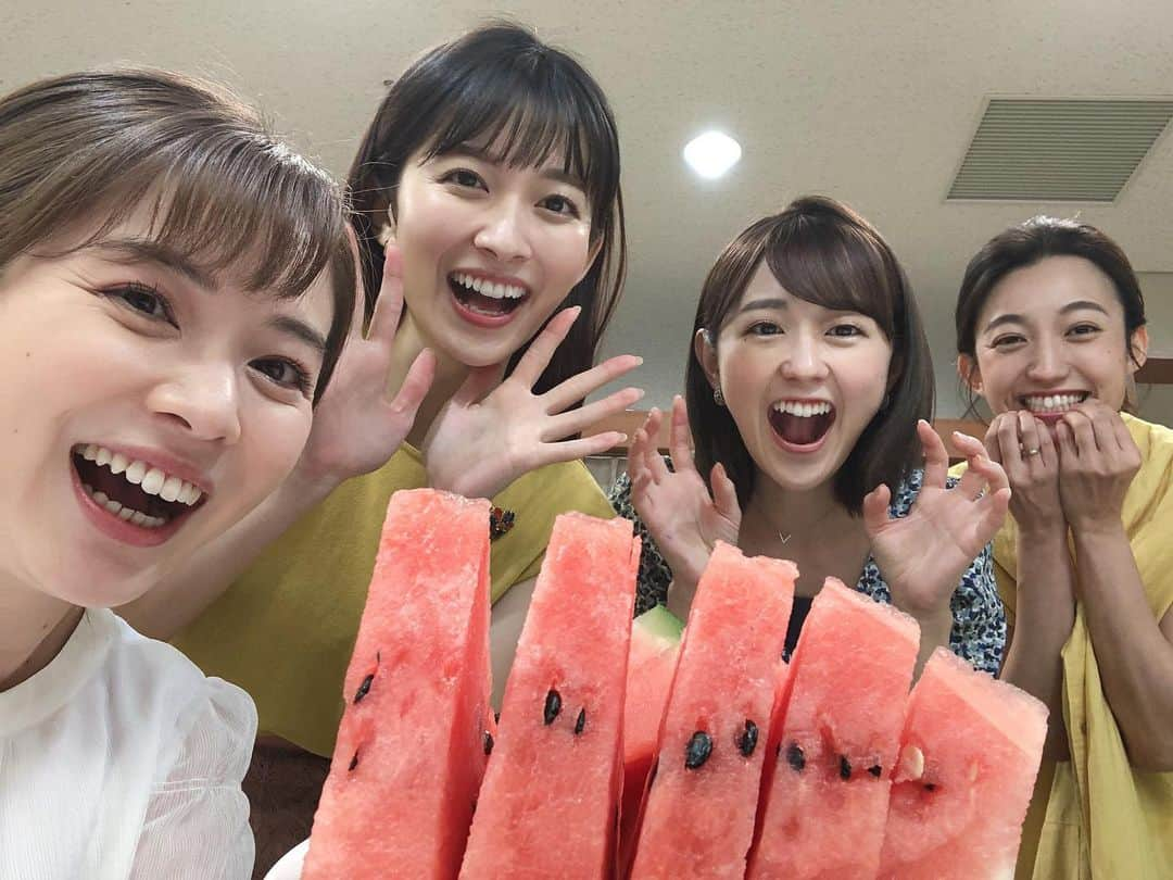 山本里菜さんのインスタグラム写真 - (山本里菜Instagram)「はやドキ終わりに ナレーターの佐藤愛可さんから スイカをいただきました🍉❤️  みんな大興奮っ！！✨  ありがとうございました🥰  #スイカ　#今年初スイカ　#🍉　#はやドキ　#楽屋」7月14日 18時19分 - rinayamamoto_0622