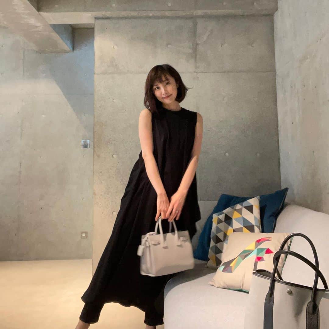 山口もえのインスタグラム：「・  私服だよ♡ 黒ワンピースはナゴンスタンス👗 黒のレギンスはユニクロの エアリズムコットンリブ👖 バッグはイヴ・サンローラン👛  お気に入りができると・・・ そればかり着ます。笑 街ですれ違った時に 「あれ昨日と同じじゃない！」と思っても ちゃんと洗ってるから安心してね♡笑  #私服#お気に入り#❤️ #朝悩まなくて良いからラク#笑」