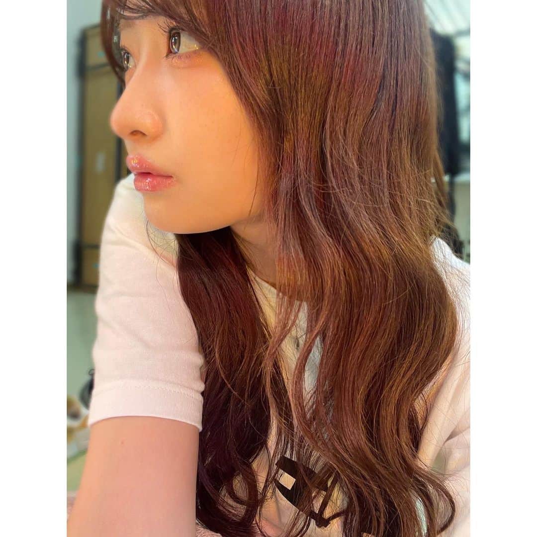 石川翔鈴さんのインスタグラム写真 - (石川翔鈴Instagram)「. 赤と黄色のライトの前で撮ったので 髪が赤くて黄色い(?)🧡  カラコンは #Marble の #ジェリーモカです🍒❤️ ちゅるんと、ノーマルカメラでも盛れます💁🏼‍♀️📸 是非お揃いにしましょう〜っ！！」7月14日 18時23分 - karen__i328