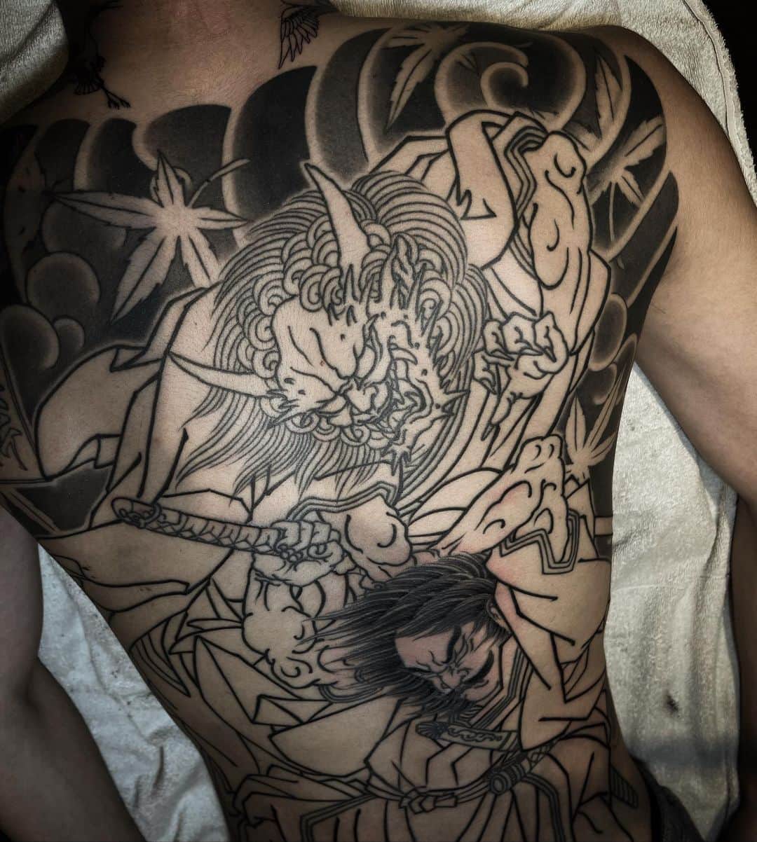 彫師美漸のインスタグラム：「途中経過 ・ ・ #美漸和彫り　#刺青 #彫師 #美漸 #彫師美漸 #海老名 #中目黒 #タトゥー #東京タトゥー #tokyo #tattoo #art #fashion #bizenart #bizen #문신　#Bizentattoo  #tattooer #tattooist #tattooartist #tattooart #tattooshop #japanesetattoo」