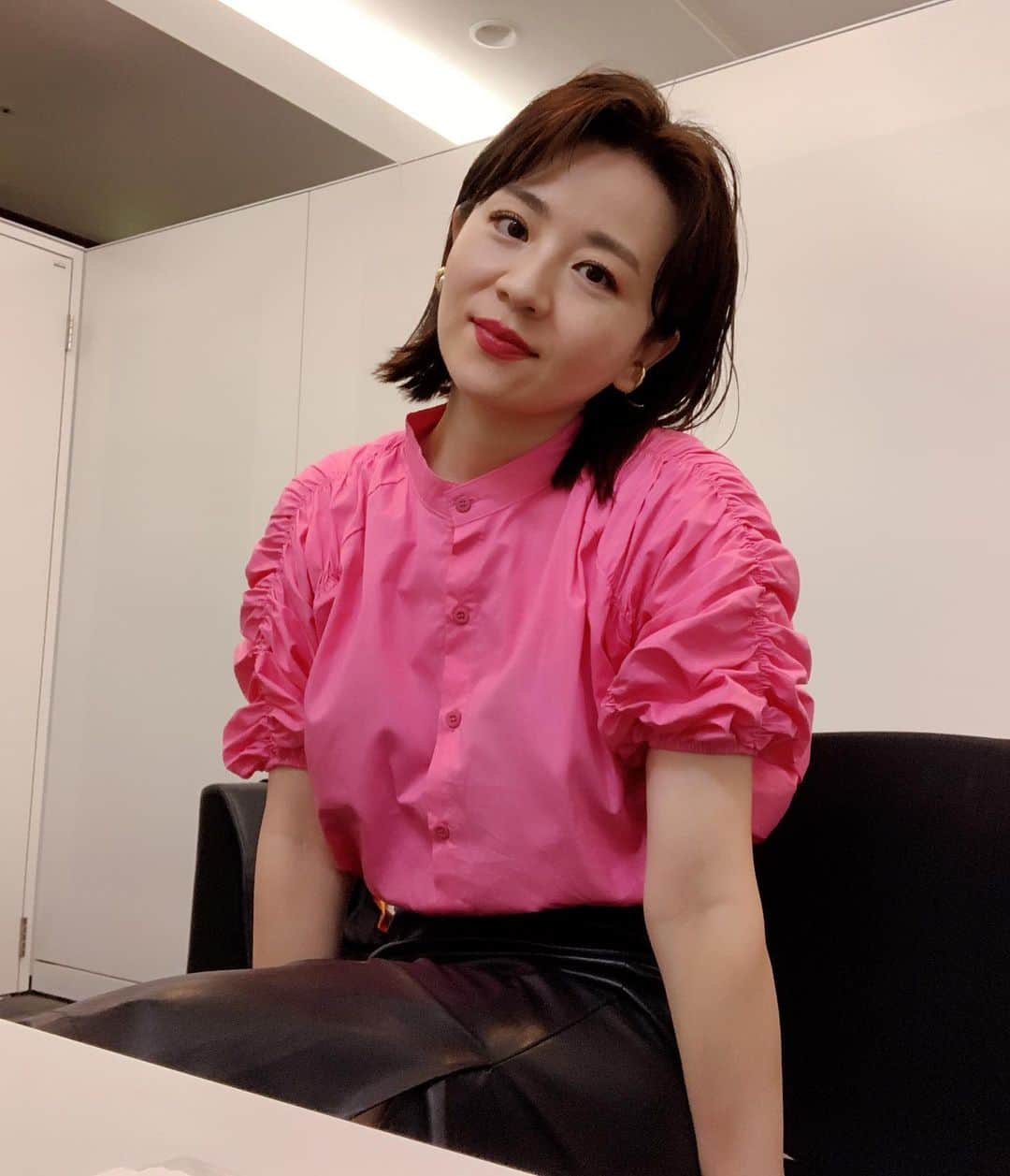 大橋未歩さんのインスタグラム写真 - (大橋未歩Instagram)「今日もご覧いただき有難うございました🥰  ピンクシャツに レザースカート。  普段はピンク着ないけど タイプの衣装です。  あざまっす！  #gojimu #ピンク」7月14日 18時37分 - o_solemiho815
