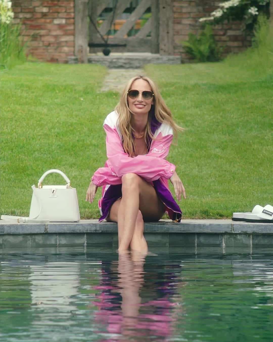 のインスタグラム：「Timeless feminine icons. The #LouisVuitton Capucines bag is the perfect match for influential fashion entrepreneur Lauren Santo Domingo. Discover the season’s newest variations via link in bio. @thelsd #LVCapucines」