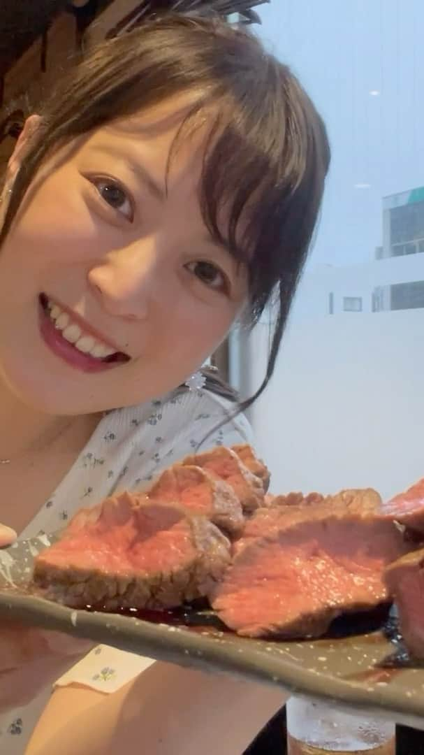 青木栄美子のインスタグラム：「。  ちょこっと食レポ〜🏃‍♂️🎤📷💕  今回は、赤身肉がウリのお店 『肉山』富山さんに行ってきました！  様々な赤身肉を 食べ比べできるコースのお店です🌸✨  店員さんが 焼いて持ってきてくれるので ゆっくりお食事をいただけます🍴  お任せコース12品、5500円☺️ 要予約です🍖✨✨ 18時30分スタート🏃‍♂️  お肉でお腹いっぱいなるって なんて幸せなんだろ😍💕  シメはカレーか卵かけご飯か 選べるのだけど 最近カレーいっぱい食べてるから 気分転換で卵かけご飯にした👍  @ashita_dining  @nikuyama_toyama   ちなみにtopsは heatherさんの綿のアンサンブル😍 めっちゃ可愛くて一目惚れした✨ 中のキャミも綿だから暑い日も着心地いい😌 @heather_love_official   #お肉大好き #肉山登山 #肉山 #肉山富山 #お肉でお腹いっぱいって幸せ #富山のグルメ #食リポ #焼肉 #富山のディナー #肉まみれ #フリーアナウンサー #動画制作 #インフルエンサー #青木栄美子 #niku #japanesefood #yakiniku #しあわせ #hether #とやまごはん」