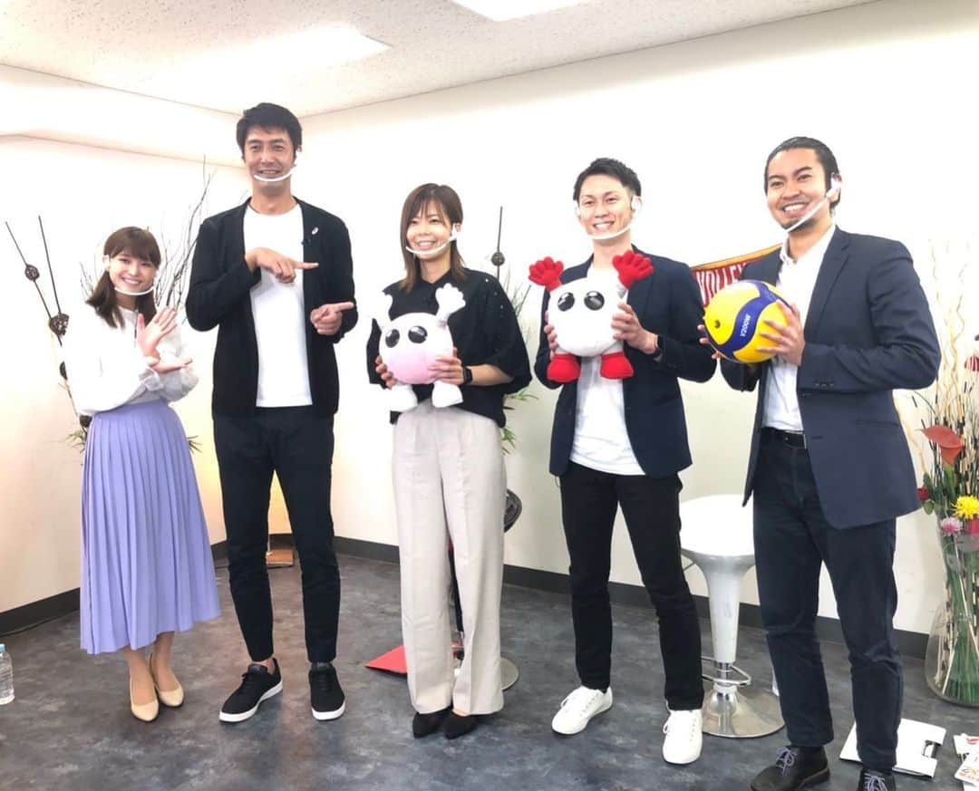 渡邊渚さんのインスタグラム写真 - (渡邊渚Instagram)「7月18日(日)17時から放送されるBSフジ『Volleyball Channel』にて、進行を担当しました。  今回は放送100回記念！ そしてオリンピック直前ということで、豪華なゲストの方々がお越しくださいました。 バレーボール選手に囲まれると、身長それほど小さくないはずの私ですら小さく見えます😂  オリンピックの見どころなど盛りだくさんでお送りしますので、ぜひご覧ください😊  #volleyballchannel#volleyball  #山本隆弘 さん #佐藤美弥 さん #浅野博亮 さん #坂口功将 さん #バレーボール#🏐」7月14日 19時03分 - watanabenagisa_