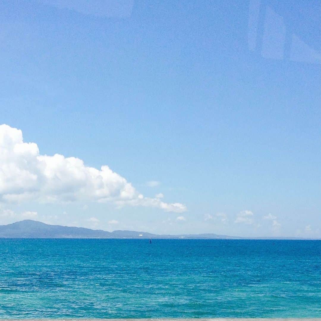 大野いとのインスタグラム：「こんなに綺麗な青い沖縄の海。 見てると心が安らぐよ。🐳 #思い出pic」