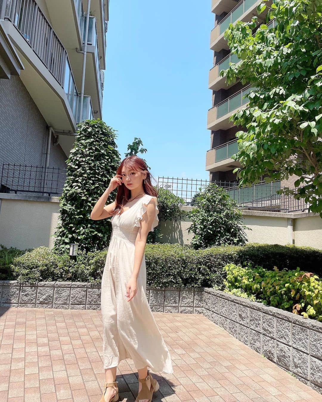 いっちゃん/嶋津 いつみのインスタグラム：「. . 本格的に暑くなってきて 空の青みも夏らしなってきたから @tothesea_hawaii  の リゾートワンピが映えるぅー😘💕 . . . . このワンピは切り替え位置が高めやから 気になるお腹周りとか 腰周りを上手にカバーしてくれるよー🤭✨ . . . . サラッと一枚で着れちゃうから 水着の上に着たり 夏のレジャーにピッタリ🙆‍♀️❣️ . . . . .  . #resortnista ＃リゾート #いっちゃん  #フリーモデル  #いっちゃんコーデ #ブライダルモデル #アレンジモデル #ヘアカラー  #ヘアアレンジ #くしゃ顔  #フリーモデル #ドレスモデル #ダイエット  #치맥  #좋아요환영 #소통환영 #팔로우환영  #팔로미 #인친환영 #친구해요 #셀카 #셀피」