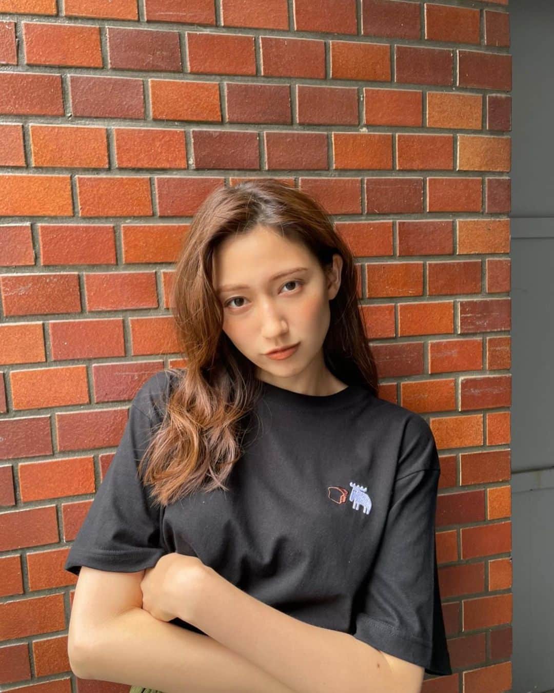 大野いとのインスタグラム：「@moz_forest_label さんとの コラボ商品がハイライトにURL貼ってるのでチェックしてください＾＾ こちらは私がデザインしたTシャツです☺️🍞 #モズフォレストレーベル #ユニセックス」
