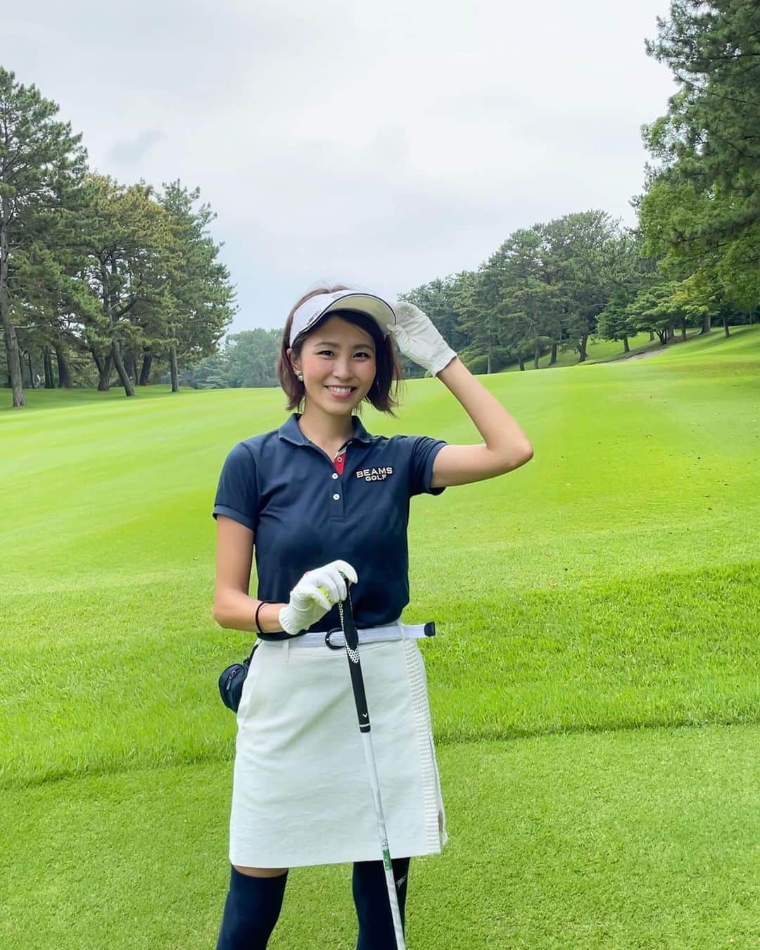 坂元美香さんのインスタグラム写真 - (坂元美香Instagram)「初めてのスリーハンドレッドクラブ⛳️ 今日は絶好のゴルフ日和でした！  ラウンド13回目にして 超名門コースでプレーさせていただくという 経験をいただきました。  まだまだ初心者でへたっぴなのですが すごく楽しくプレーさせていただき PARもとれて大喜び😆  ご一緒させていただいた方々の 人間性、品位品格、お人柄が本当に素敵で いろんなお話を伺えて、 自分も少しでも近づけるよう精進しようと 強く感じた素敵な一日でした😌  そして、今まで以上にゴルフが好きになりました！  スルーは初めてだったので体力保つか心配でしたが ぜんぜん大丈夫でした！ スコアは安定の119🤣  明日からまたいろいろ頑張る✊  #スリーハンドレッドクラブ  #ゴルフ #ゴルフ女子 #beamsgolf #坂元ゴルフ日記 #golf #ゴルフ初心者 #東急レディスゴルフ2021  #キャディーさん2人」7月14日 19時22分 - mika_saka