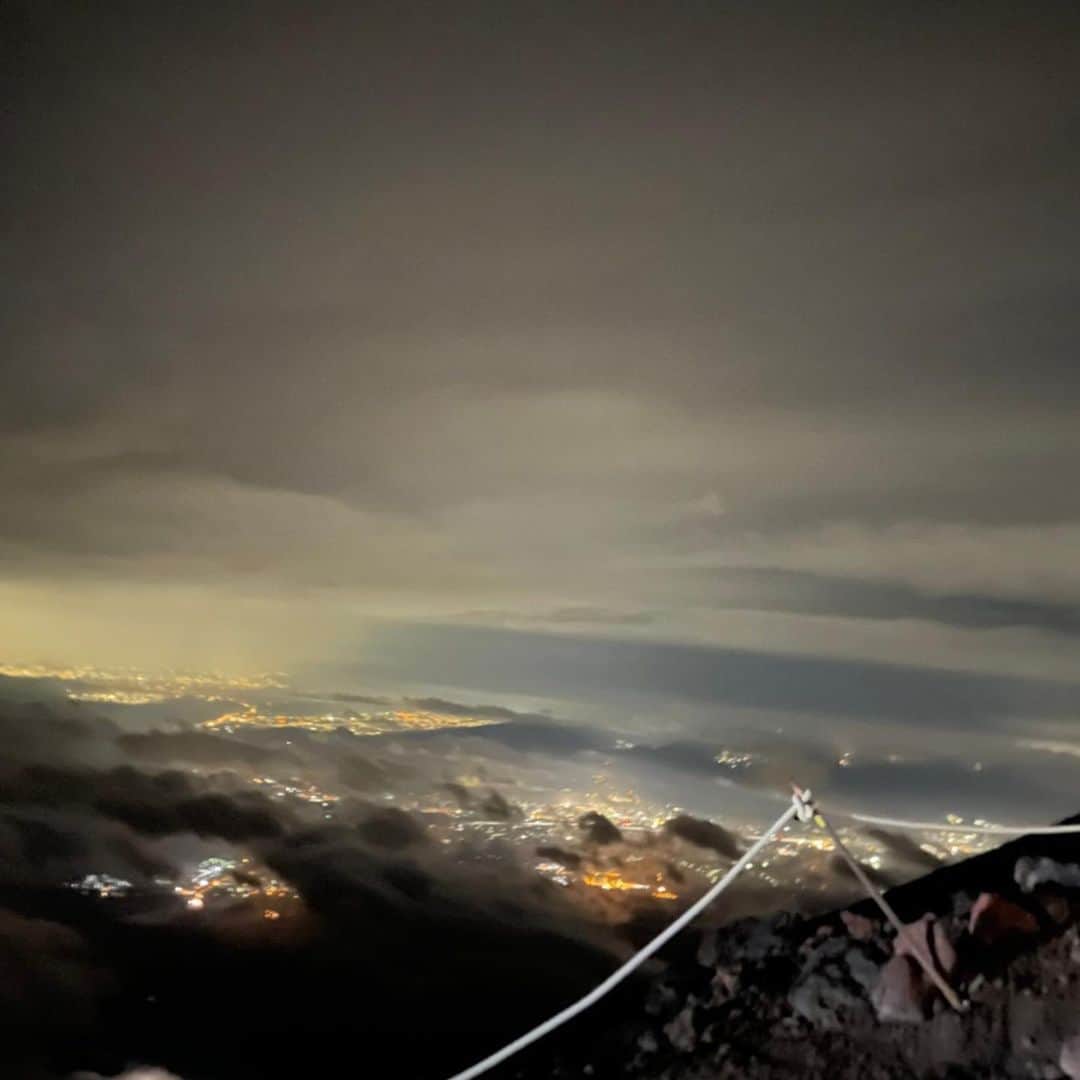 小出翔太さんのインスタグラム写真 - (小出翔太Instagram)「富士山✖︎登頂✖︎日本一  登るべき山  楽しいから笑うのではなく、笑うから楽しいのだ  キツくても笑ってれば楽しくなる♪  #富士山✖︎日本一の山#富士山頂#japan#登山#鳥居#富士山からの夜景#仲間と登山#チームワーク#助け合い#全員で達成#山頂#得れる物がある山#山#日本一#景色#夜景#御来光#愛知#名古屋#静岡#山梨#登頂#雲海#Bigmountain#mountain#登って良かった#仲間意識#自分の事より誰かの為に動ける人に#結束力#自分より仲間」7月14日 19時35分 - aichiken3